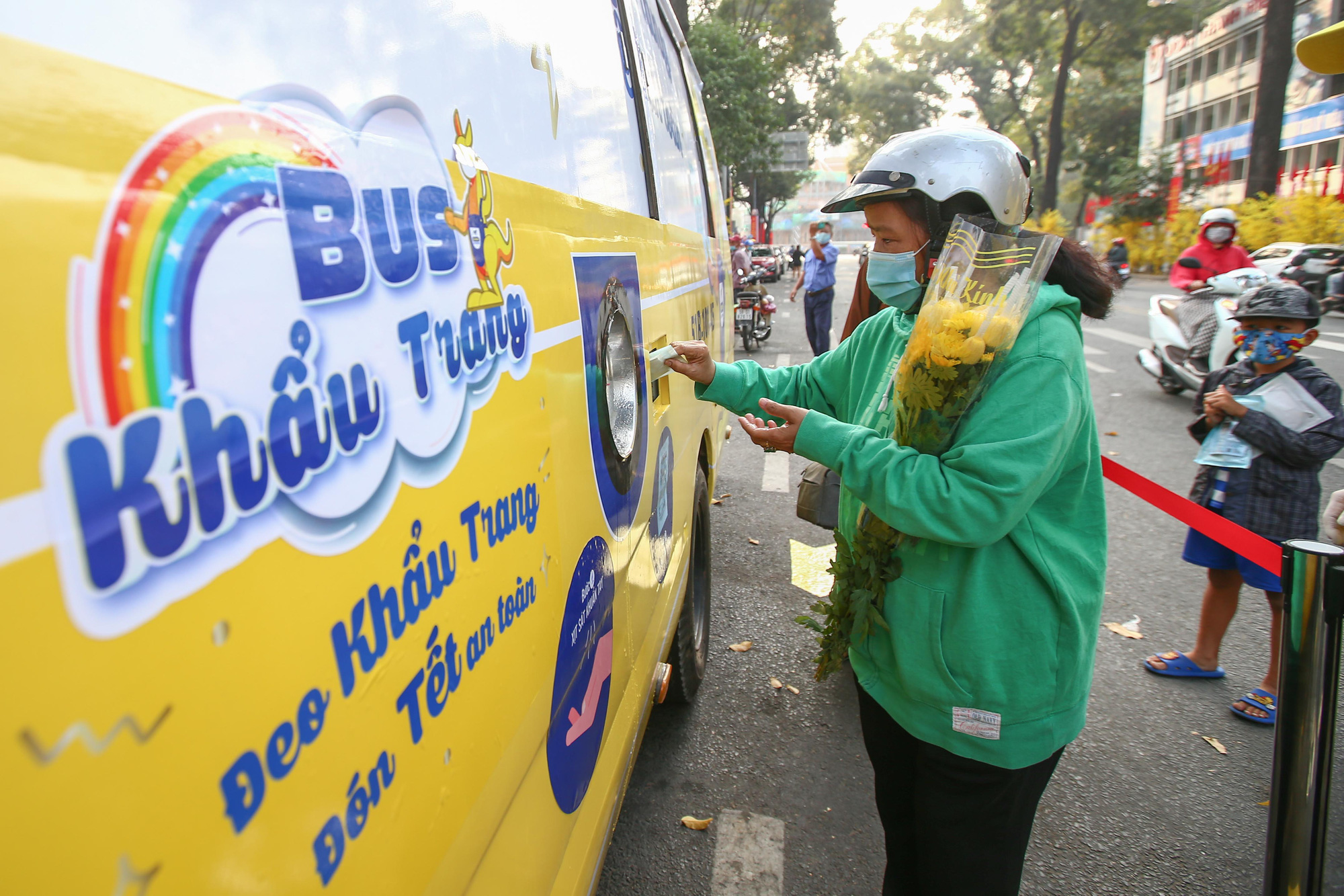 Độc đ&aacute;o xe bus ph&aacute;t khẩu trang miễn ph&iacute; giữa trung t&acirc;m TP HCM - Ảnh 1.
