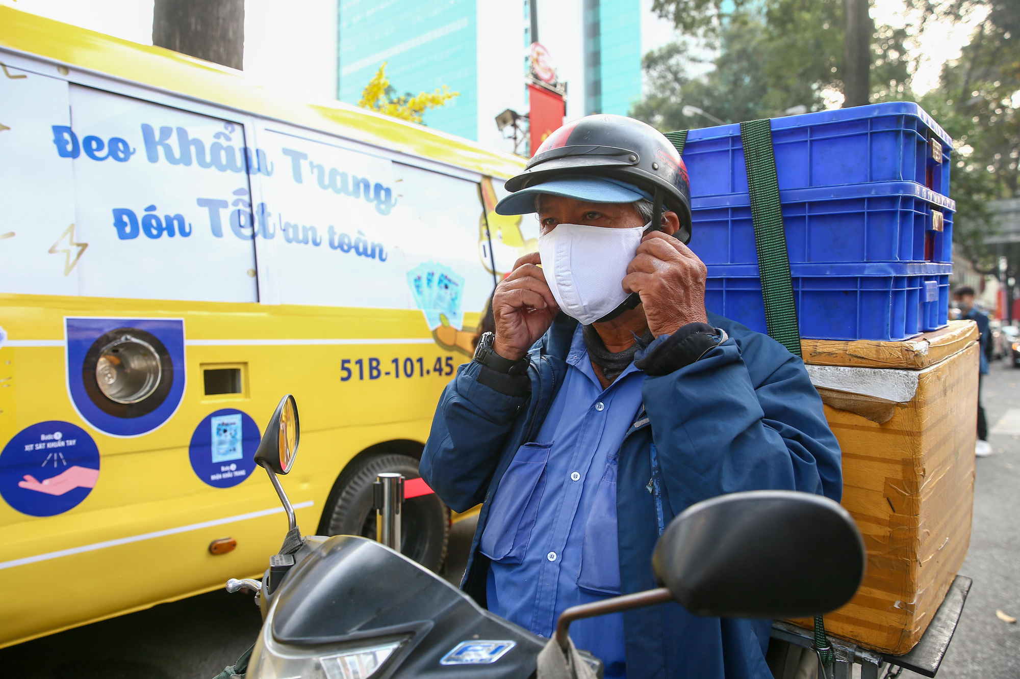 Độc đ&aacute;o xe bus ph&aacute;t khẩu trang miễn ph&iacute; giữa trung t&acirc;m TP HCM - Ảnh 9.