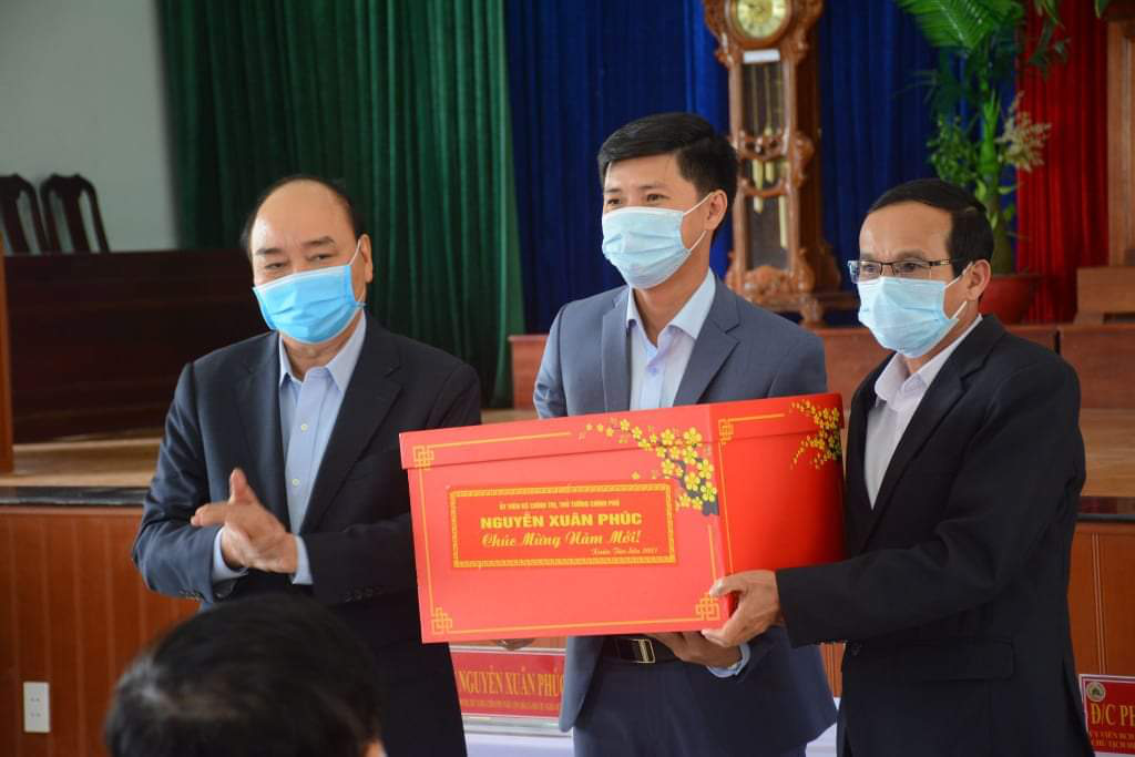 Thủ tướng Nguyễn Xu&acirc;n Ph&uacute;c thăm v&agrave; tặng qu&agrave; cho hộ ngh&egrave;o ở Quảng Nam - Ảnh 2.