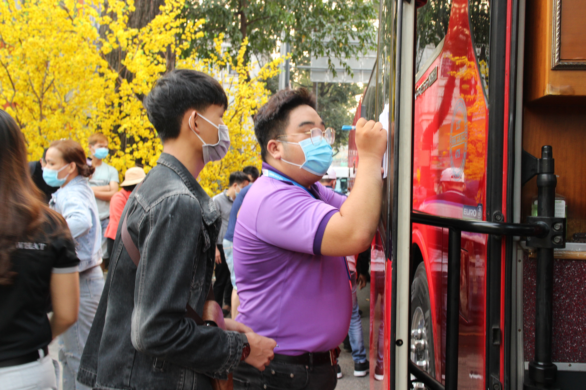 C&ocirc;ng nh&acirc;n về qu&ecirc; đ&oacute;n Tết an to&agrave;n - Ảnh 1.