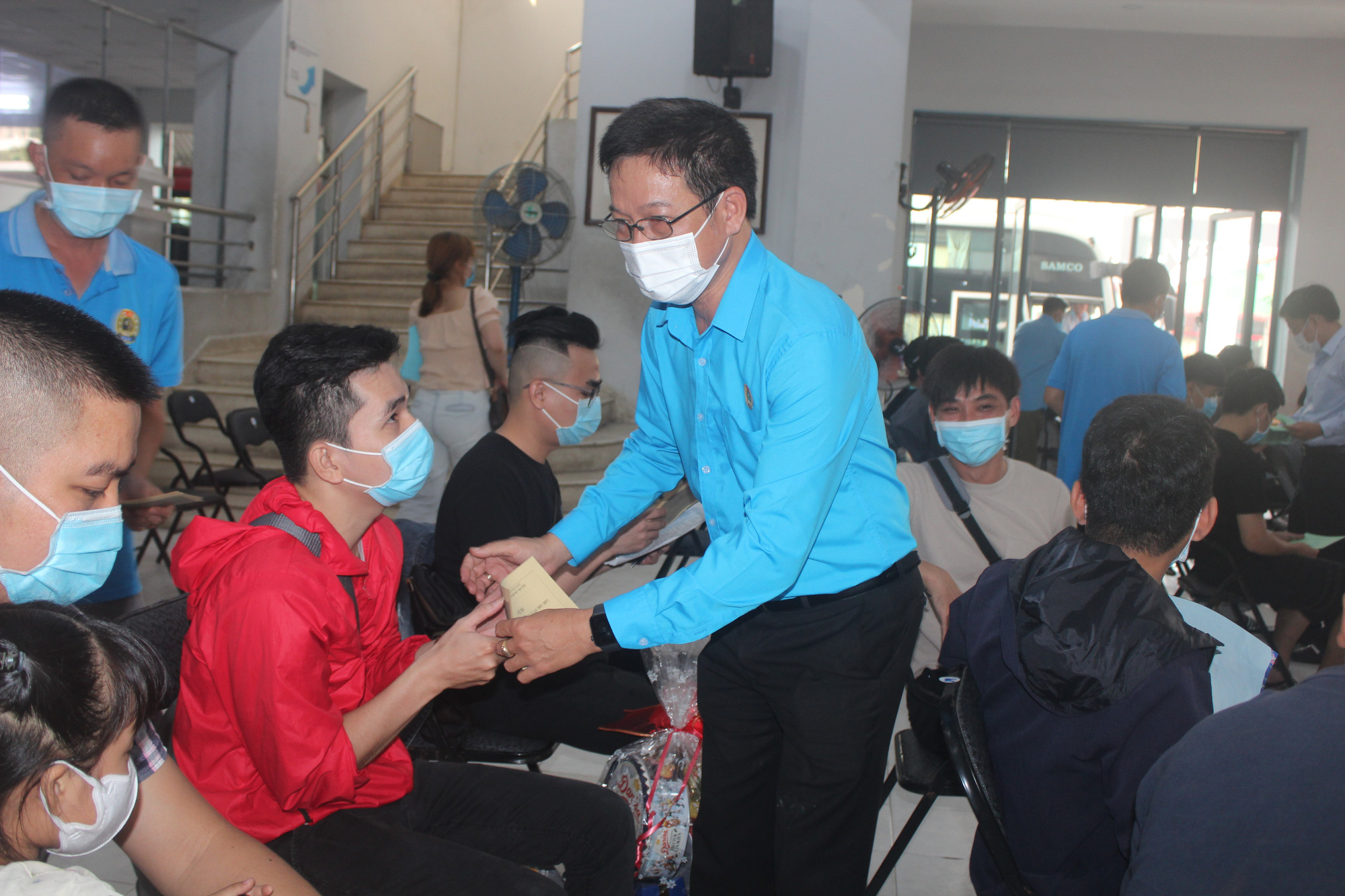 Chuyến tàu mùa Xuân đưa công nhân về quê sum họp - Ảnh 7.