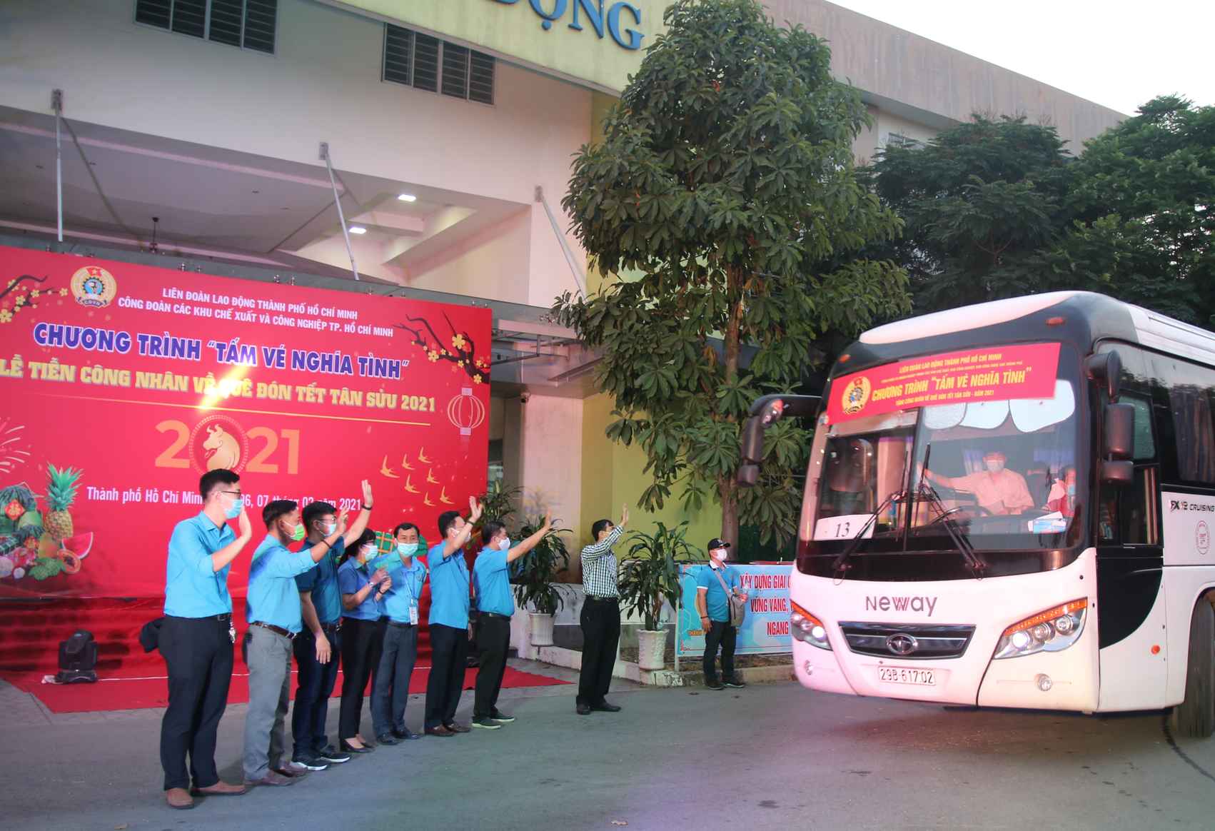 Ấm l&ograve;ng chuyến xe nghĩa t&igrave;nh đưa c&ocirc;ng nh&acirc;n về qu&ecirc; sum họp c&ugrave;ng gia đ&igrave;nh - Ảnh 15.