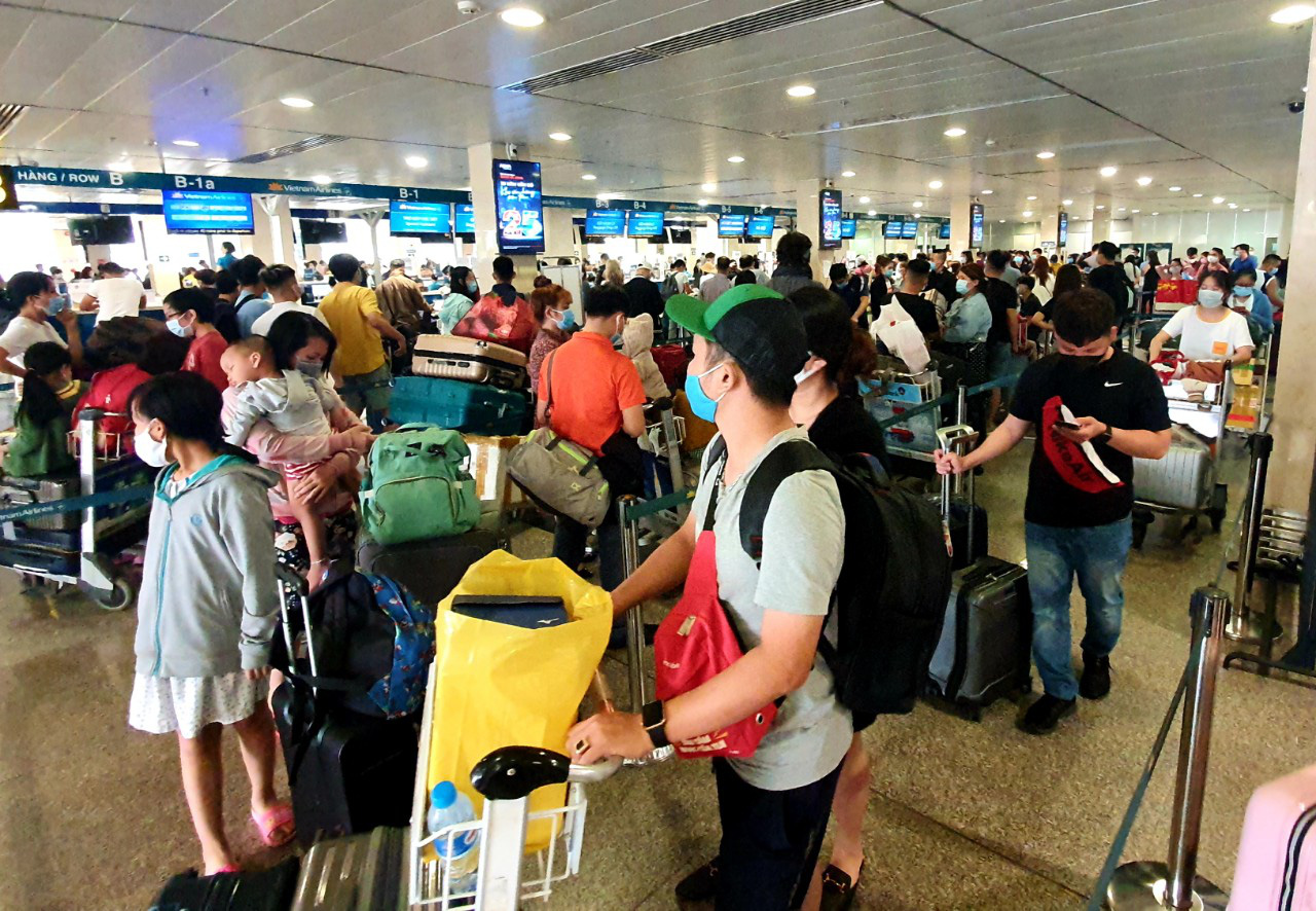 Sân bay Tân Sơn Nhất đông nghẹt ngày 25 Tết, nhiều khách trùm kín người để phòng dịch