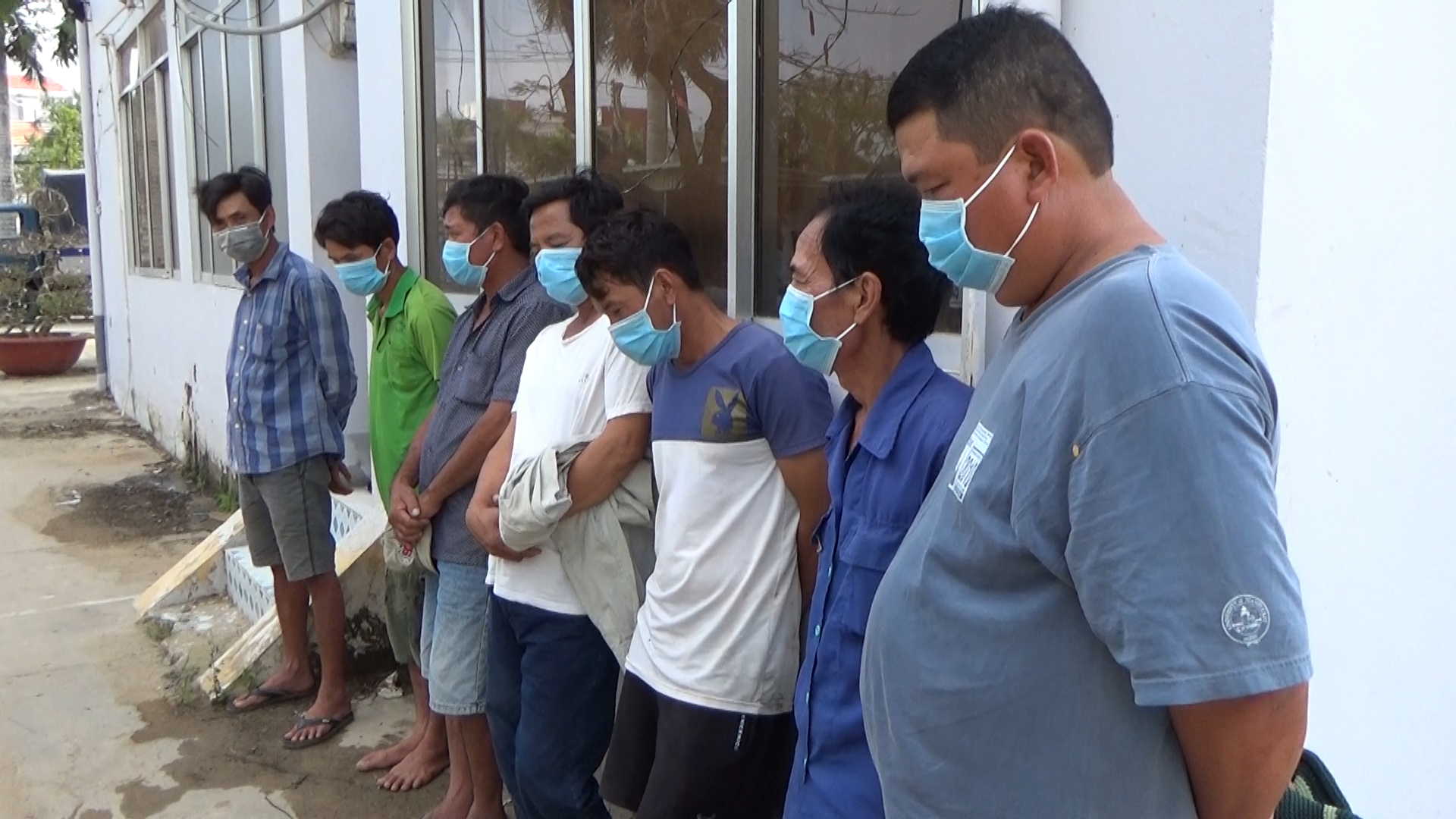 CLIP: C&ocirc;ng an Bạc Li&ecirc;u v&agrave; Tiền Giang chia nhiều hướng đ&aacute;nh &uacute;p 2 s&acirc;n g&agrave; - Ảnh 2.