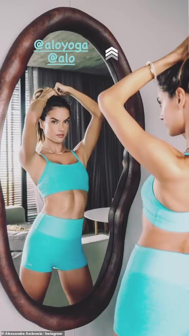 Si&ecirc;u mẫu Alessandra Ambrosio mặc đồ yoga khoe d&aacute;ng - Ảnh 4.