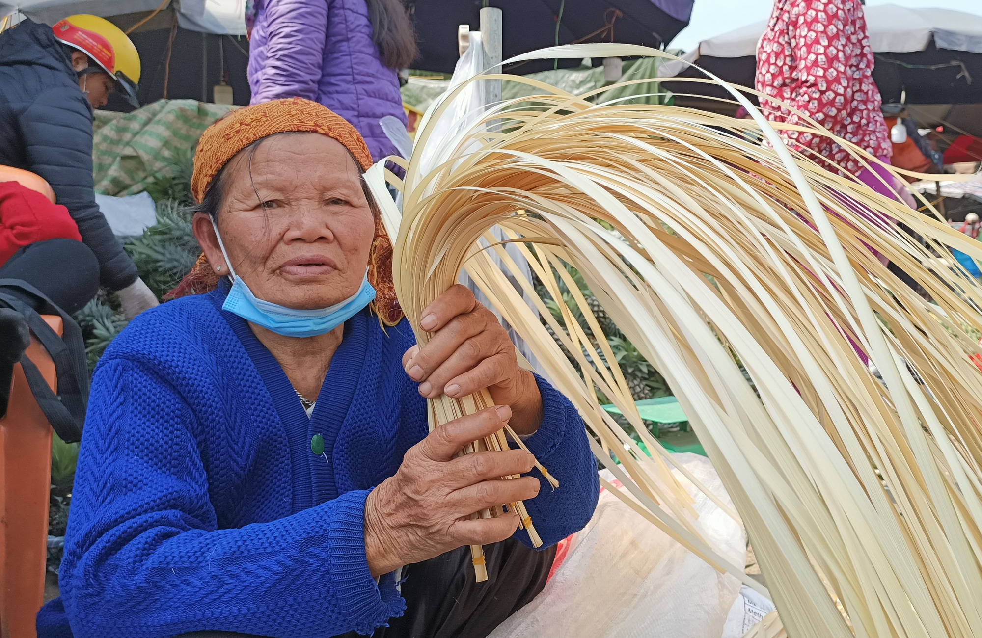 CLIP: Những người phụ nữ chẻ lạt giang gói bánh chưng ở chợ đầu mối