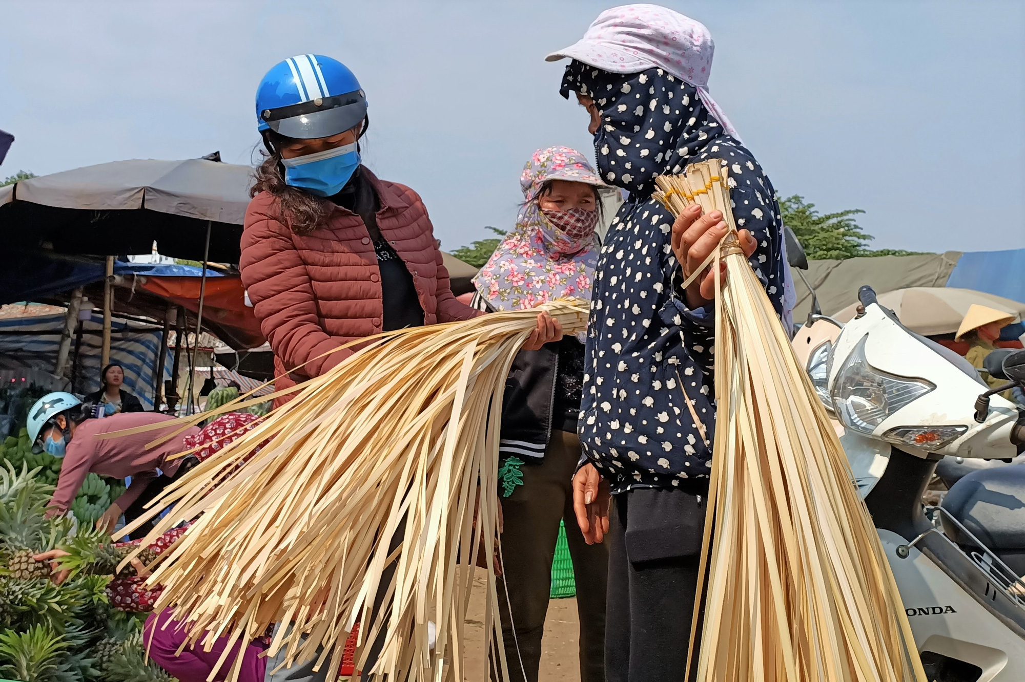 CLIP: Những người phụ nữ chẻ lạt giang gói bánh chưng ở chợ đầu mối - Ảnh 6.