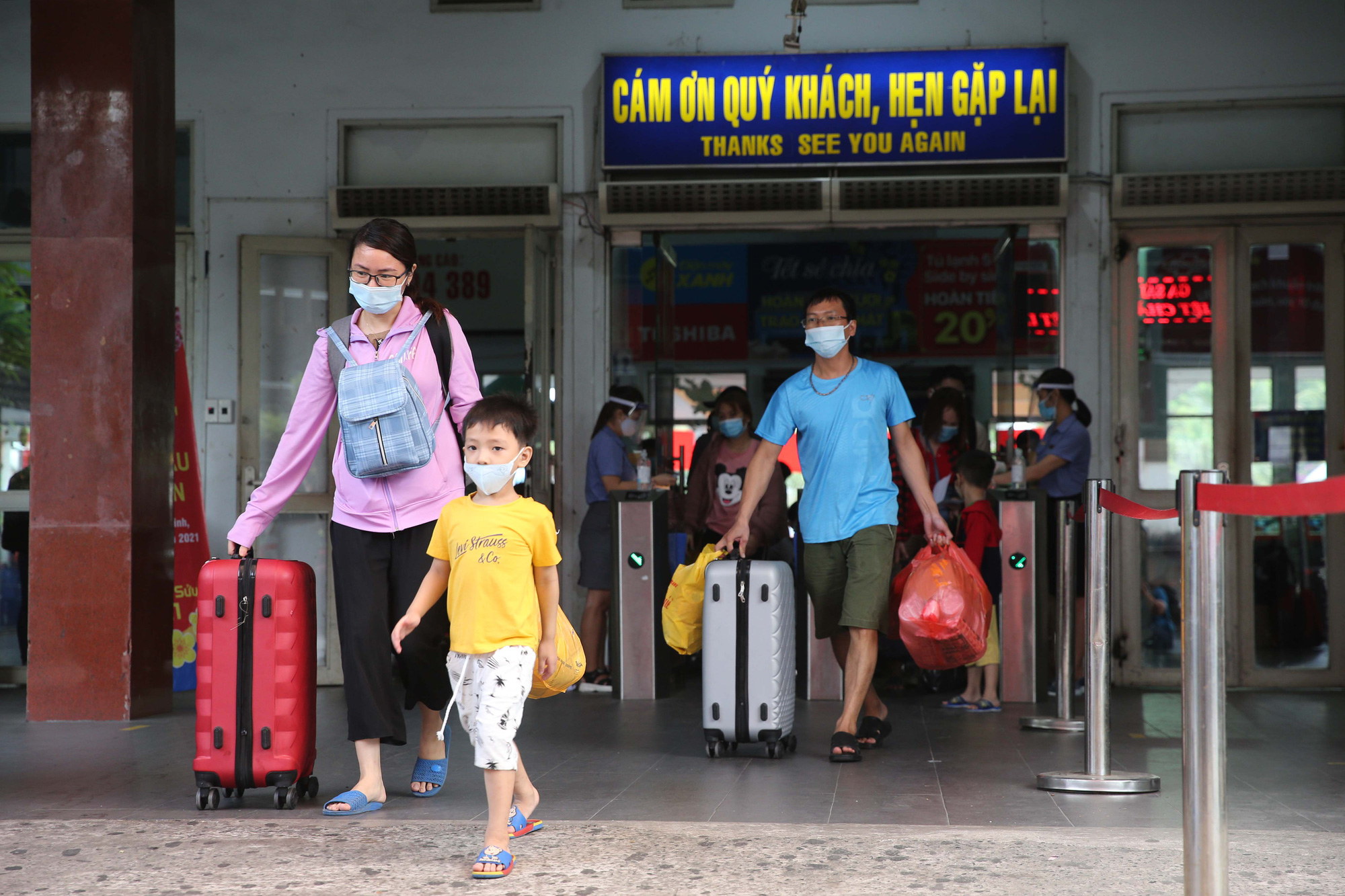 Chuyến tàu mùa Xuân đưa 500 gia đình công nhân về quê đón Tết - Ảnh 2.