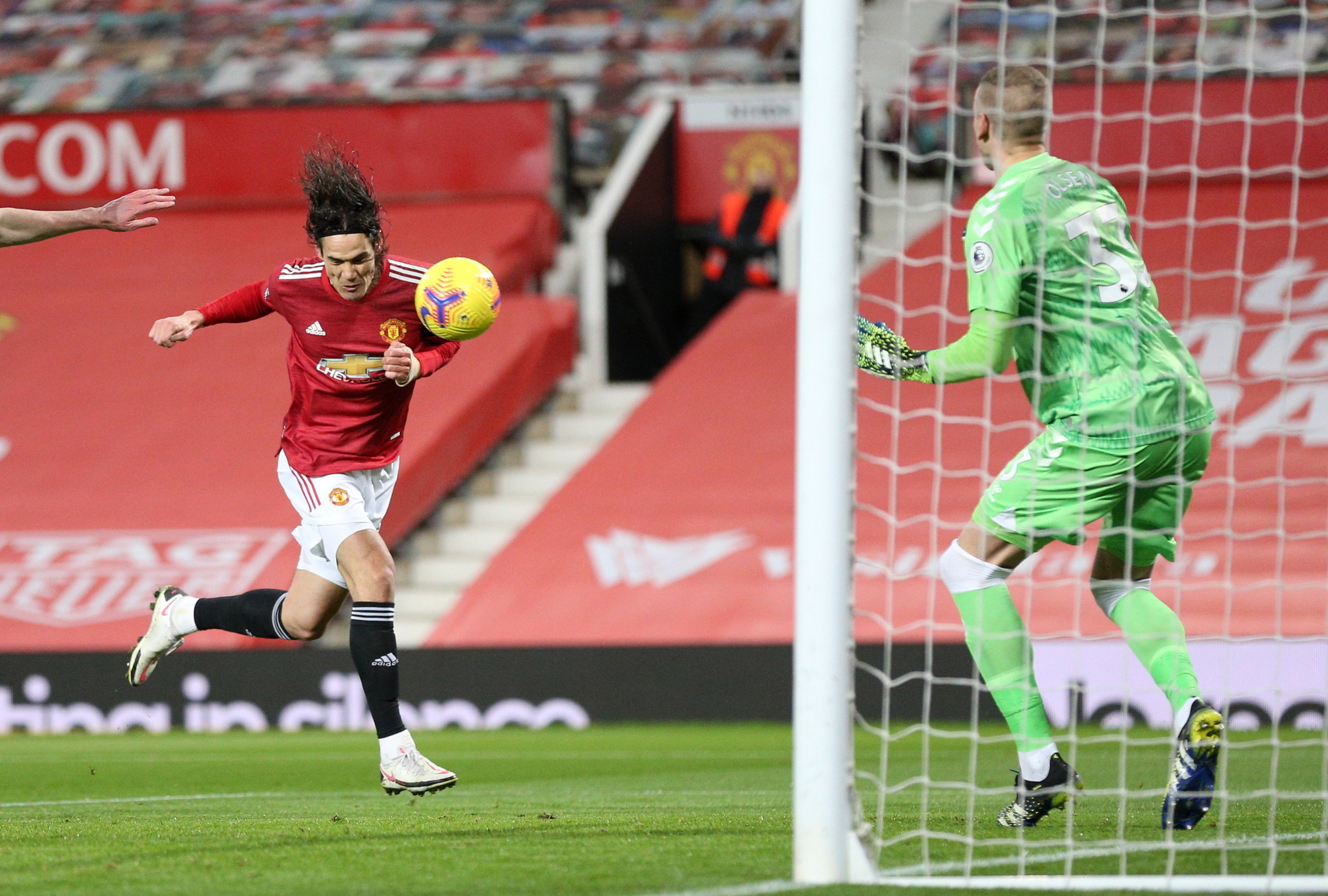 C&ocirc;ng l&agrave;m thủ ph&aacute;, Man United đ&aacute;nh rơi chiến thắng ở Old Trafford - Ảnh 3.