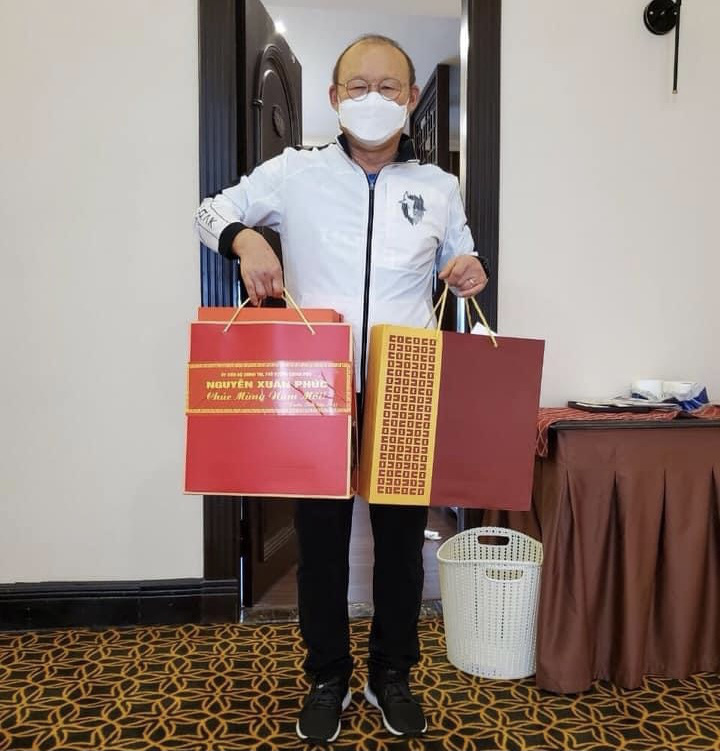 HLV Park Hang-seo nhận qu&agrave; ch&uacute;c Tết từ Thủ tướng Nguyễn Xu&acirc;n Ph&uacute;c - Ảnh 1.