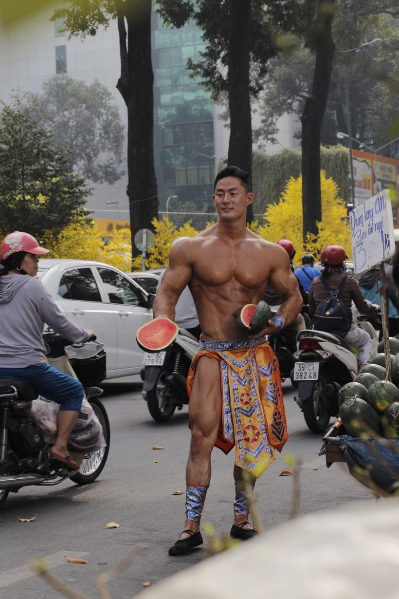 Truy lùng Mai An Tiêm 6 múi, mặc khố bán dưa hấu trên phố quận 1 - Ảnh 3.