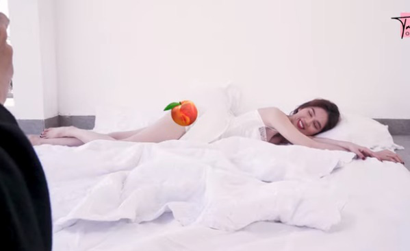 Ngọc Trinh khoe biệt thự 40 tỉ nhưng dân mạng chỉ nhìn body "ná thở"
