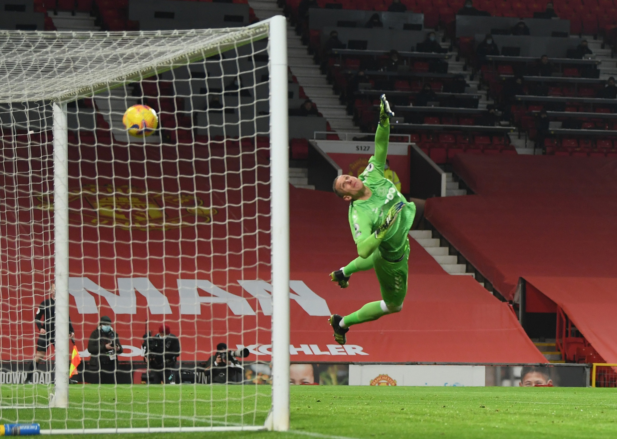 C&ocirc;ng l&agrave;m thủ ph&aacute;, Man United đ&aacute;nh rơi chiến thắng ở Old Trafford - Ảnh 4.