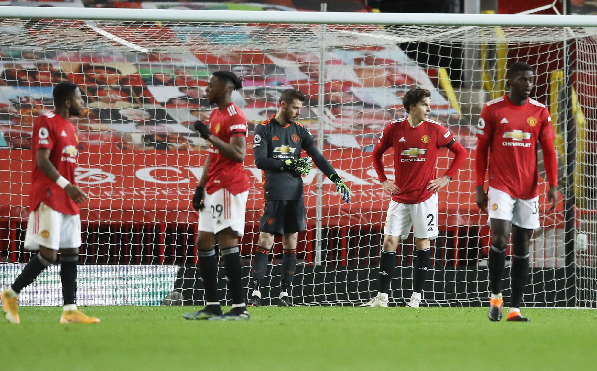 C&ocirc;ng l&agrave;m thủ ph&aacute;, Man United đ&aacute;nh rơi chiến thắng ở Old Trafford - Ảnh 2.