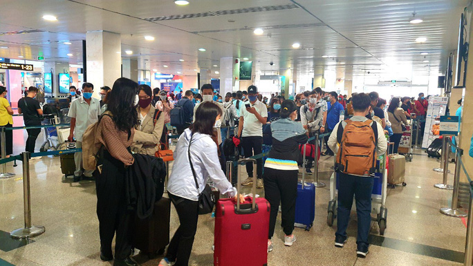 X&eacute;t nghiệm 4 mẫu gộp ở s&acirc;n bay T&acirc;n Sơn Nhất: 4 trường hợp nghi nhiễm SARS-CoV-2 - Ảnh 1.
