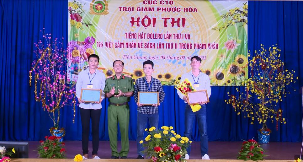CLIP: Ấm &aacute;p hội thi &ldquo;Tiếng h&aacute;t bolero&rdquo; cho phạm nh&acirc;n trong trại giam - Ảnh 7.