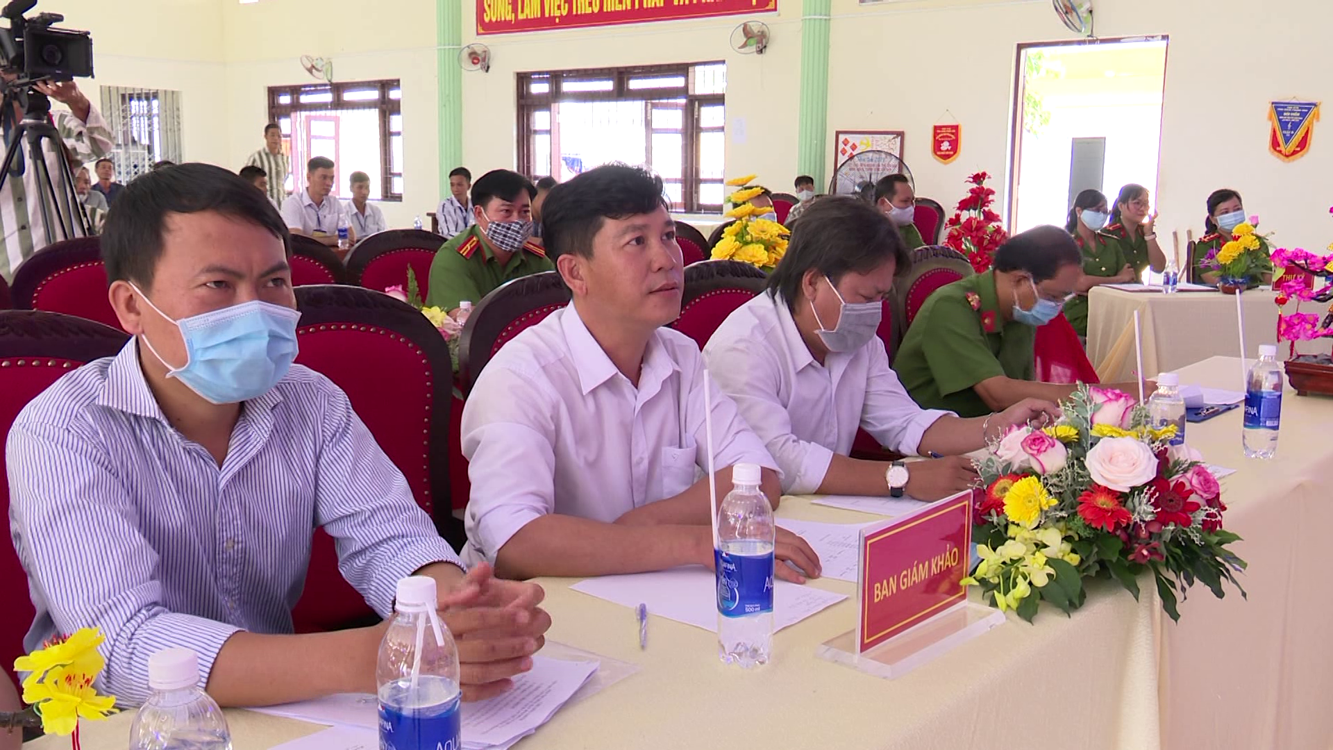 CLIP: Ấm &aacute;p hội thi &ldquo;Tiếng h&aacute;t bolero&rdquo; cho phạm nh&acirc;n trong trại giam - Ảnh 3.