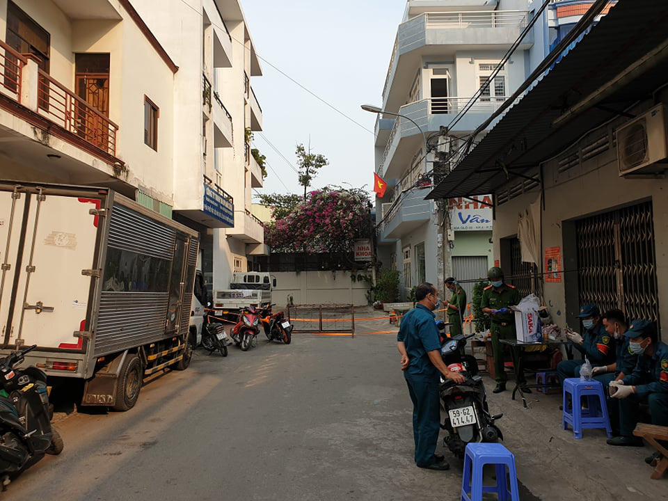 TP HCM: Cận cảnh phong tỏa nhiều khu d&acirc;n cư li&ecirc;n quan 4 ca Covid-19 ở T&acirc;n Sơn Nhất - Ảnh 8.