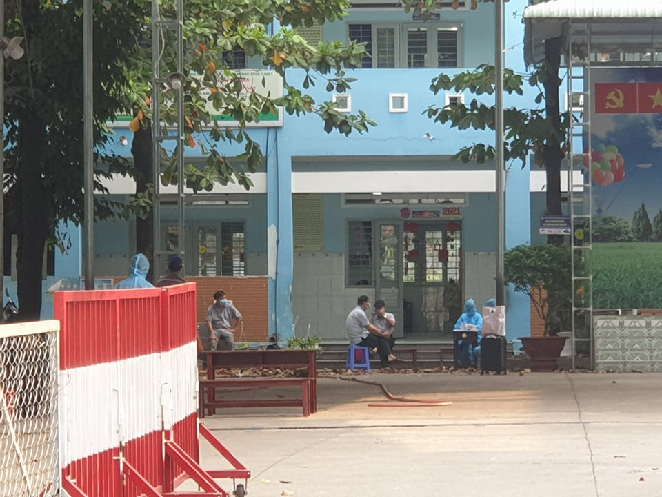 TP HCM: Cận cảnh phong tỏa nhiều khu d&acirc;n cư li&ecirc;n quan 4 ca Covid-19 ở T&acirc;n Sơn Nhất - Ảnh 9.