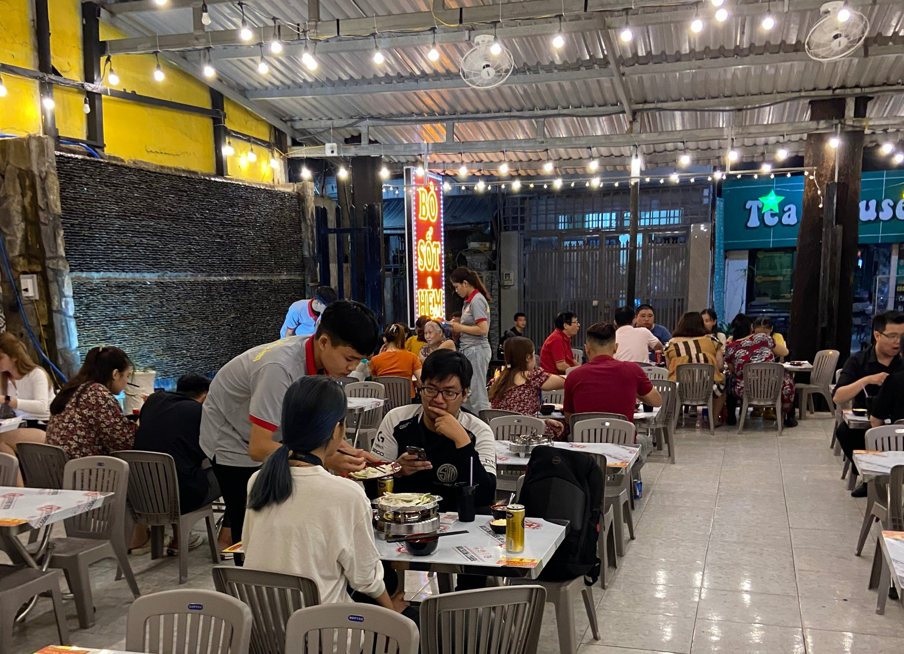 Trải lòng của sinh viên ở lại TP HCM làm thêm xuyên Tết