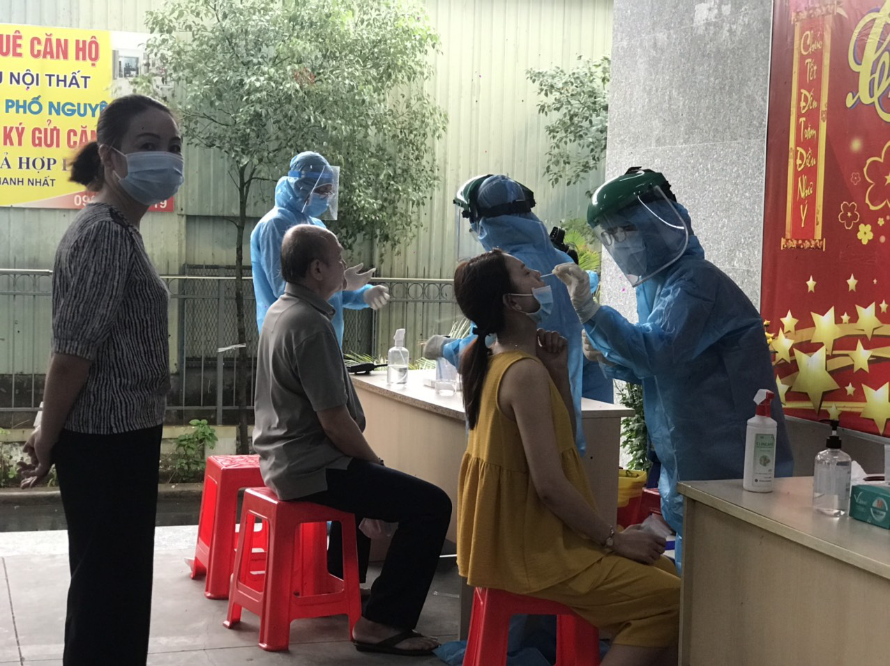 Bên trong một chung cư bị phong tỏa ở Gò Vấp vì Covid-19 - Ảnh 3.