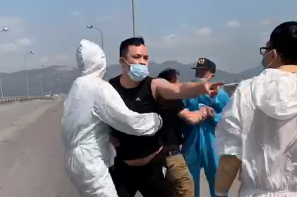 "Thông chốt" vào vùng dịch bất thành, tài xế xe bán tải đấm vào mặt CSGT