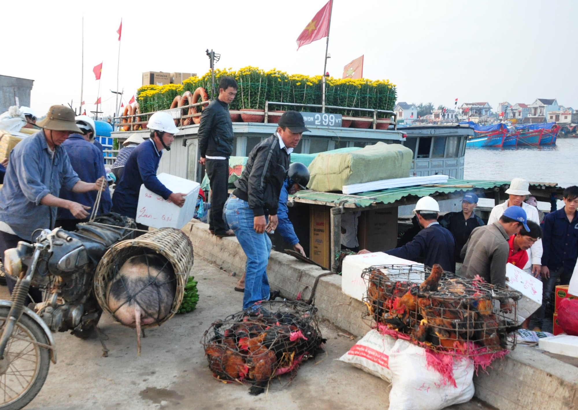 Chở Tết ra đảo tiền ti&ecirc;u L&yacute; Sơn - Ảnh 10.