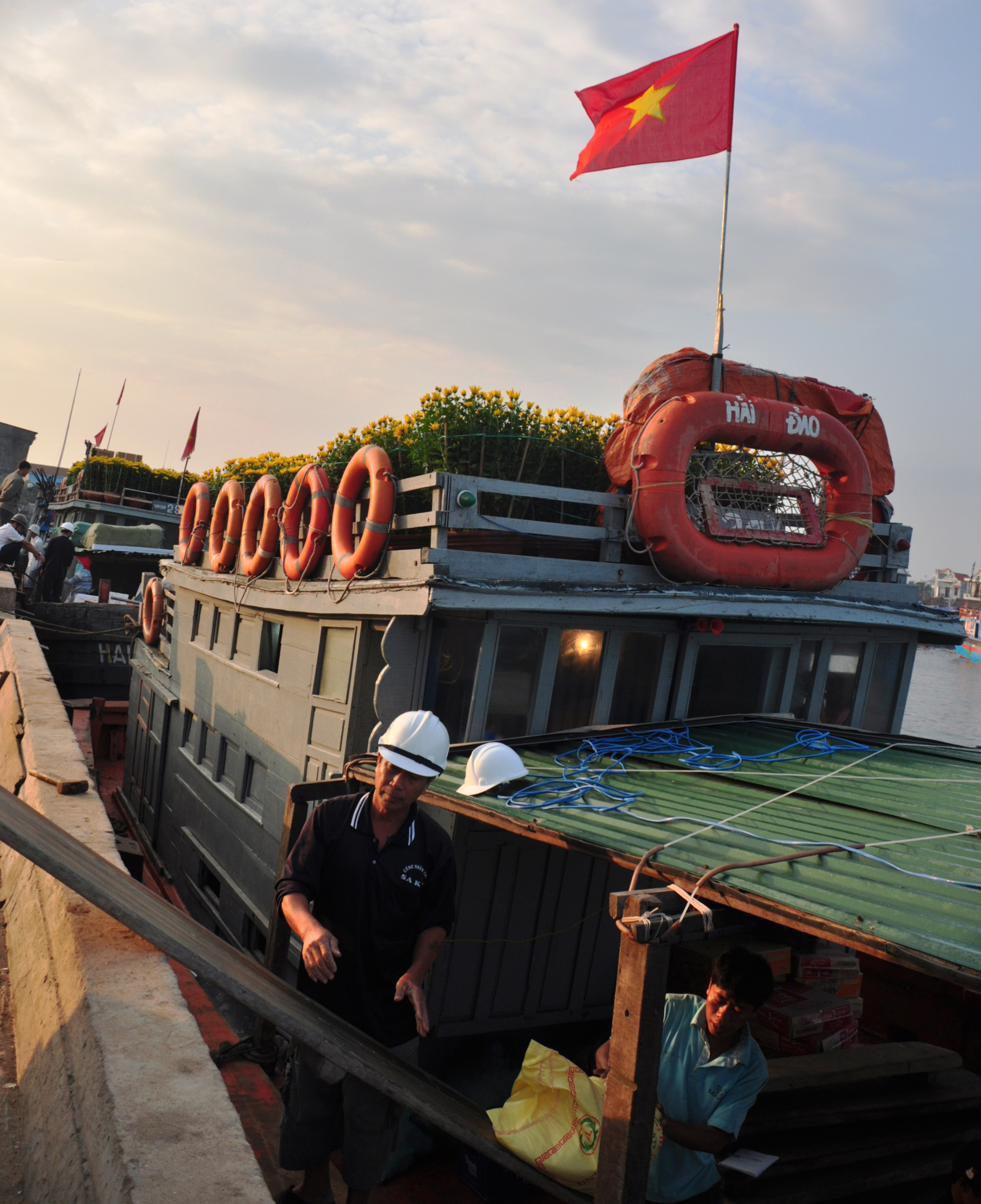 Chở Tết ra đảo tiền ti&ecirc;u L&yacute; Sơn - Ảnh 2.