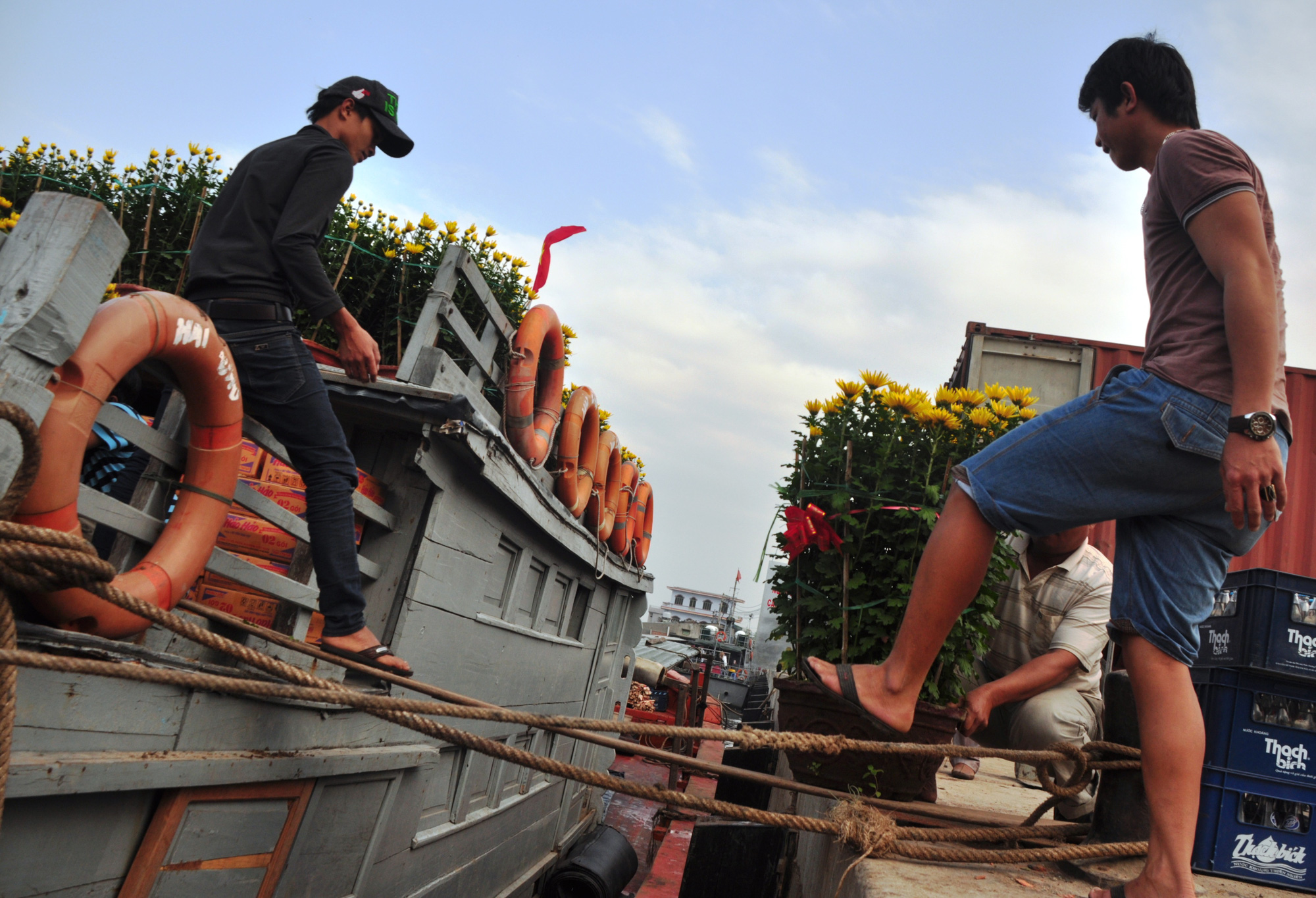 Chở Tết ra đảo tiền ti&ecirc;u L&yacute; Sơn - Ảnh 1.