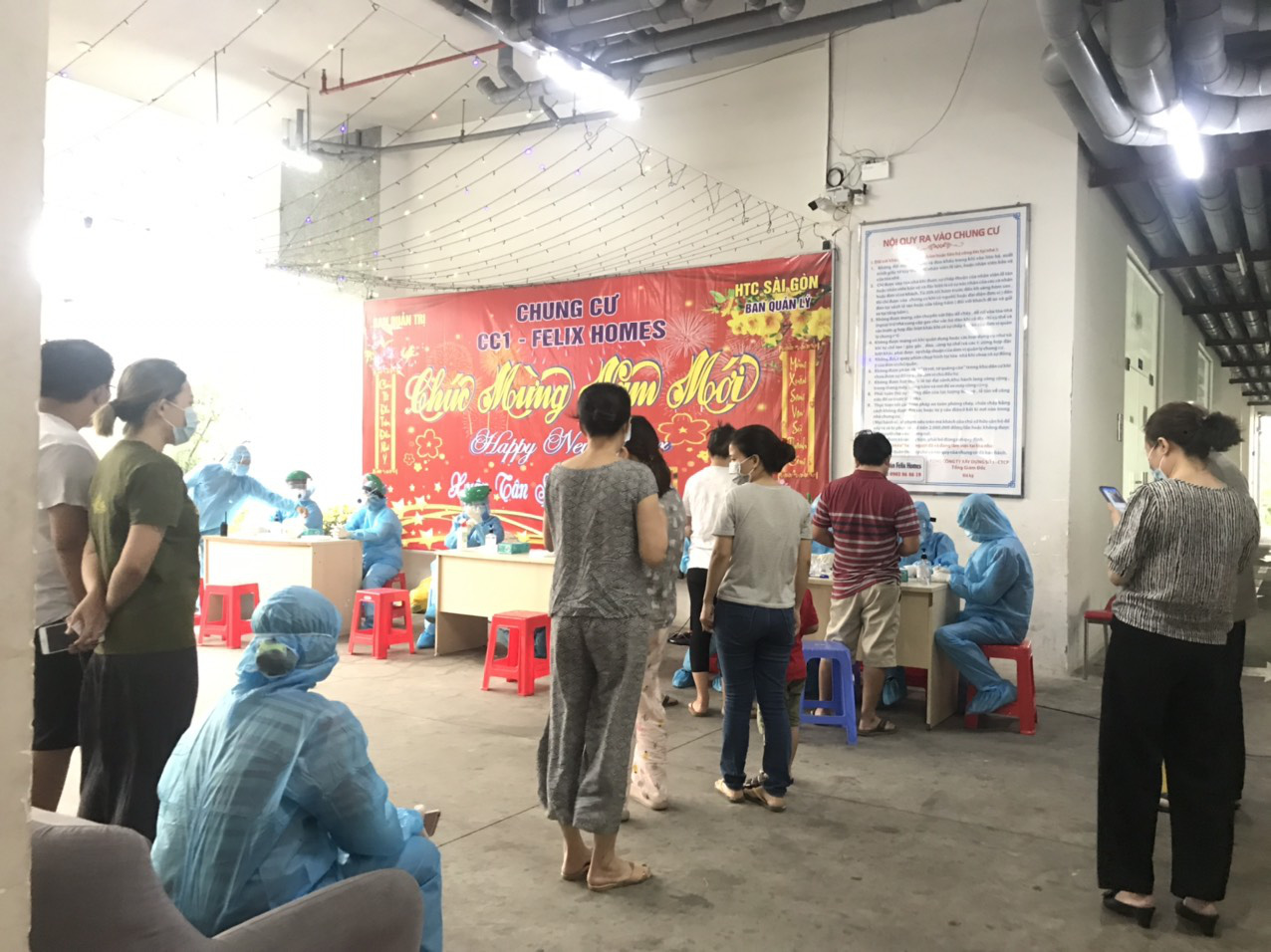 Bên trong một chung cư bị phong tỏa ở Gò Vấp vì Covid-19 - Ảnh 2.