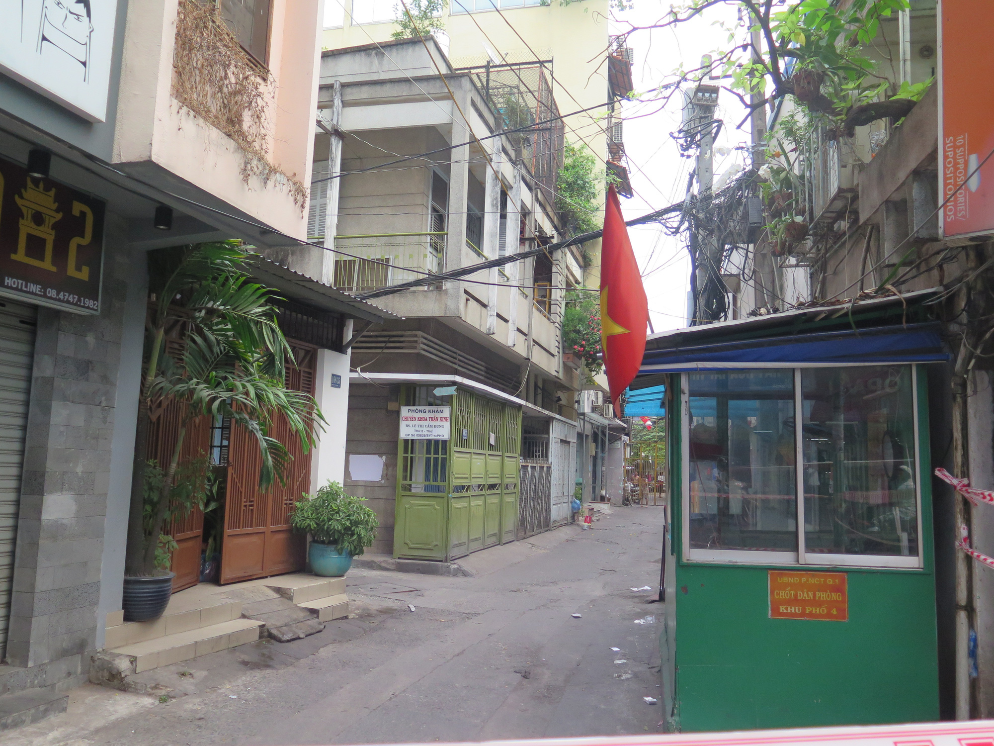 TP HCM: Cận cảnh phong tỏa nhiều khu d&acirc;n cư li&ecirc;n quan 4 ca Covid-19 ở T&acirc;n Sơn Nhất - Ảnh 4.