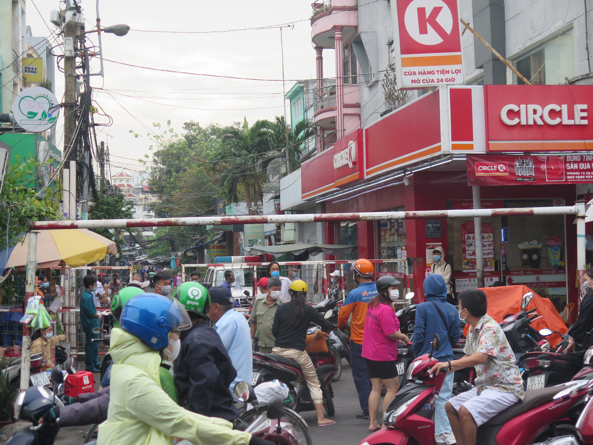 TP HCM: Cận cảnh phong tỏa nhiều khu dân cư liên quan 4 ca Covid-19 ở Tân Sơn Nhất