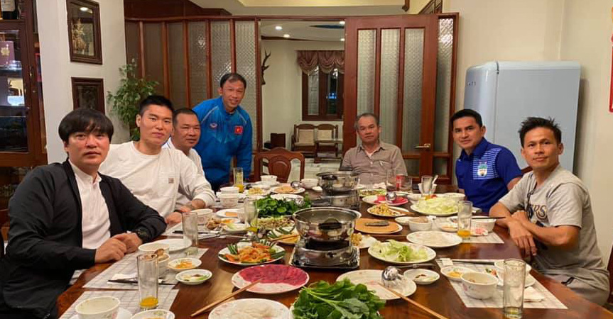 HLV Kiatisak thăm nhà bầu Đức, so sánh Tết Việt Nam - Tết Thái Lan