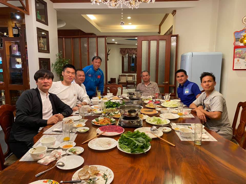 HLV Kiatisak thăm nh&agrave; bầu Đức, so s&aacute;nh Tết Việt Nam - Tết Th&aacute;i Lan - Ảnh 3.