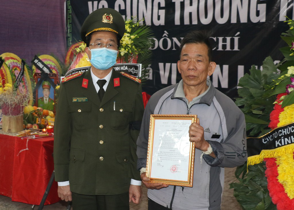 Thăng qu&acirc;n h&agrave;m cho thiếu t&aacute; c&ocirc;ng an hi sinh khi v&acirc;y bắt tội phạm ng&agrave;y gi&aacute;p Tết - Ảnh 2.