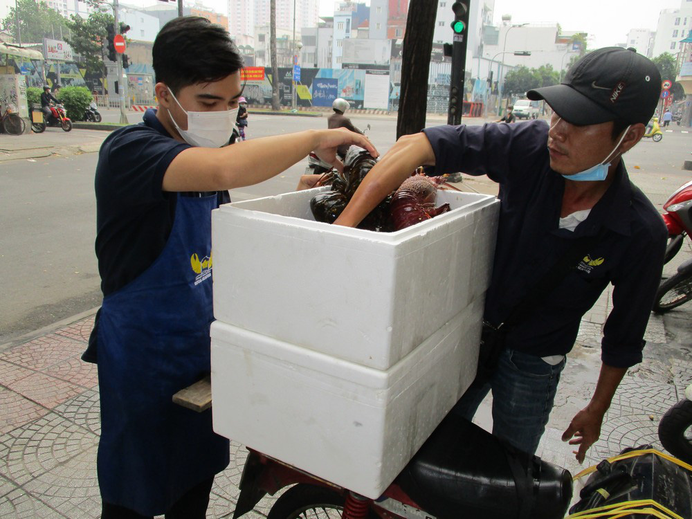 Nh&agrave; gi&agrave;u mạnh tay mua t&ocirc;m h&ugrave;m, cua ho&agrave;ng đế &ldquo;khủng&rdquo; ăn T&ecirc;t - Ảnh 5.