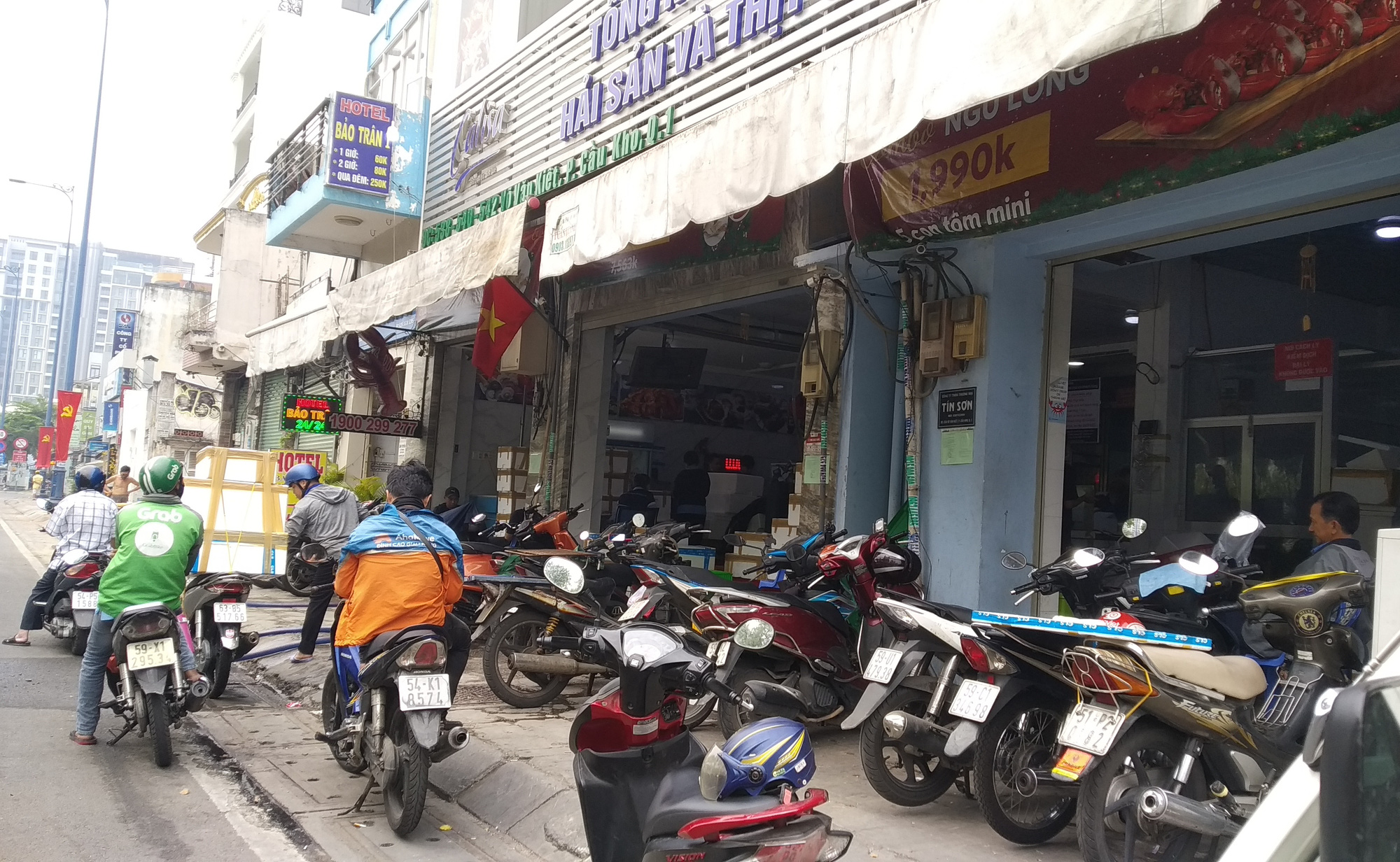 Nh&agrave; gi&agrave;u mạnh tay mua t&ocirc;m h&ugrave;m, cua ho&agrave;ng đế &ldquo;khủng&rdquo; ăn T&ecirc;t - Ảnh 6.