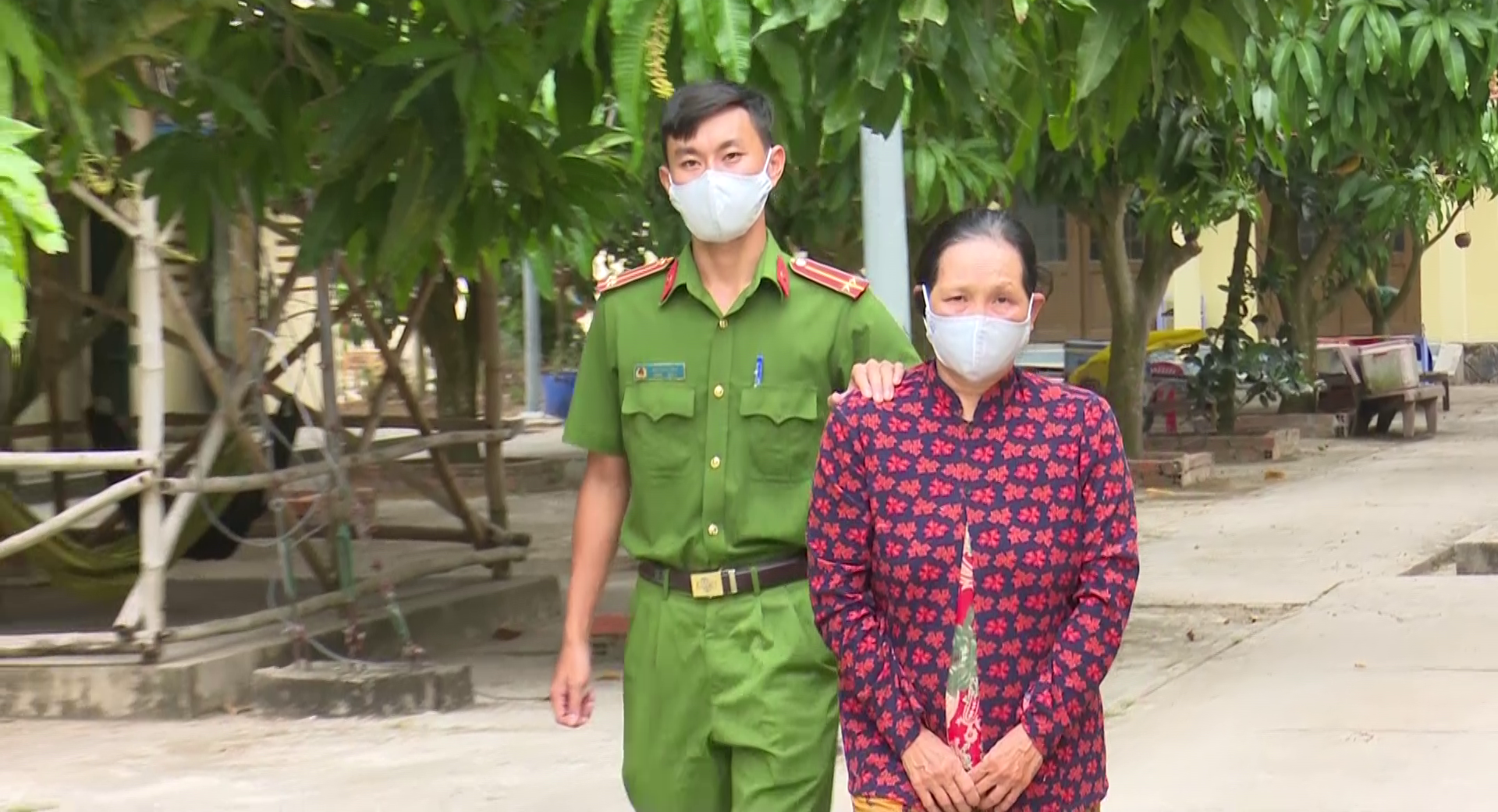 CLIP: Người dân vây bắt người phụ nữ giật dây chuyền của bé 2 tuổi