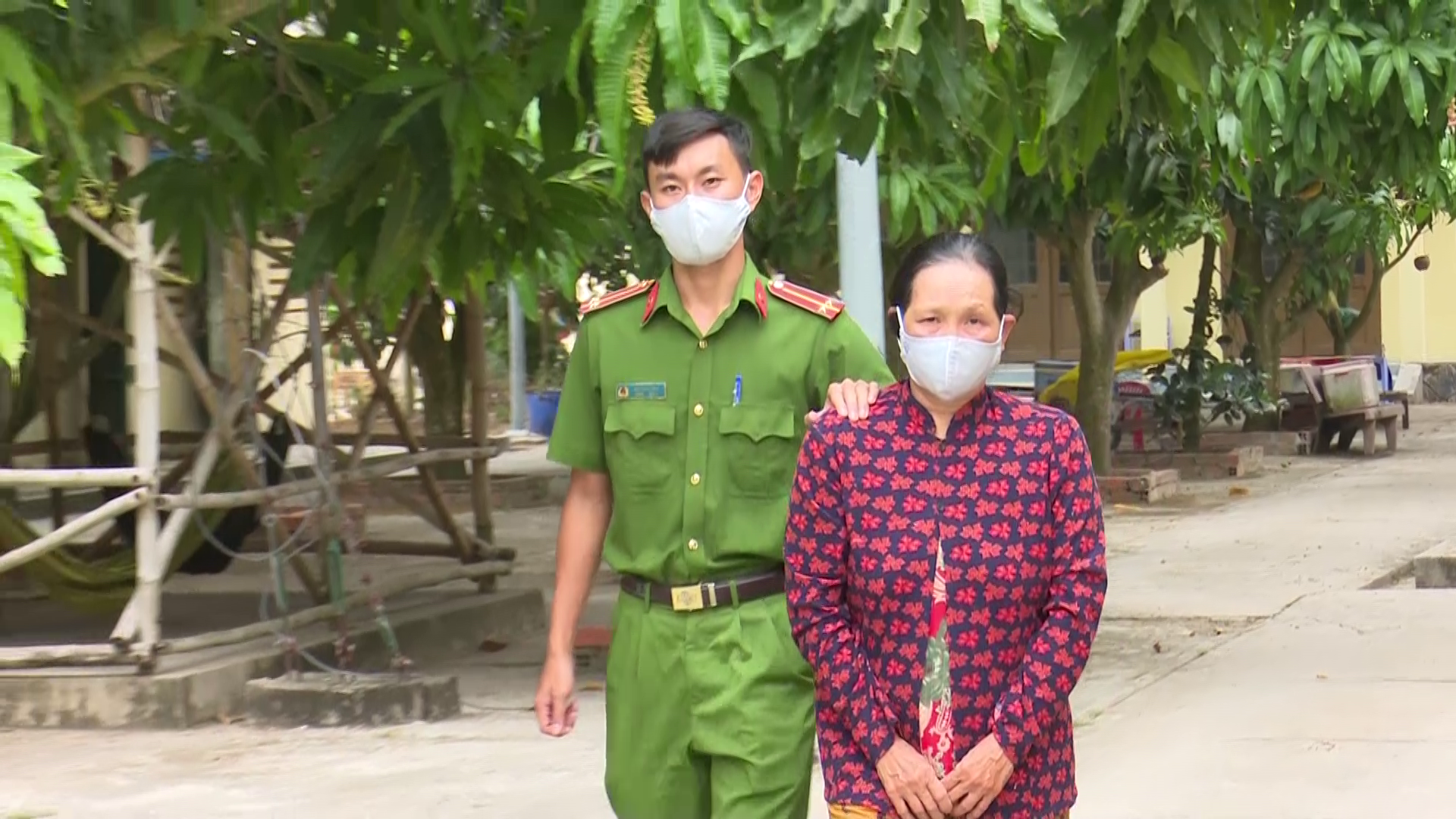 CLIP: Người d&acirc;n v&acirc;y bắt người phụ nữ giật d&acirc;y chuyền của b&eacute; 2 tuổi - Ảnh 3.