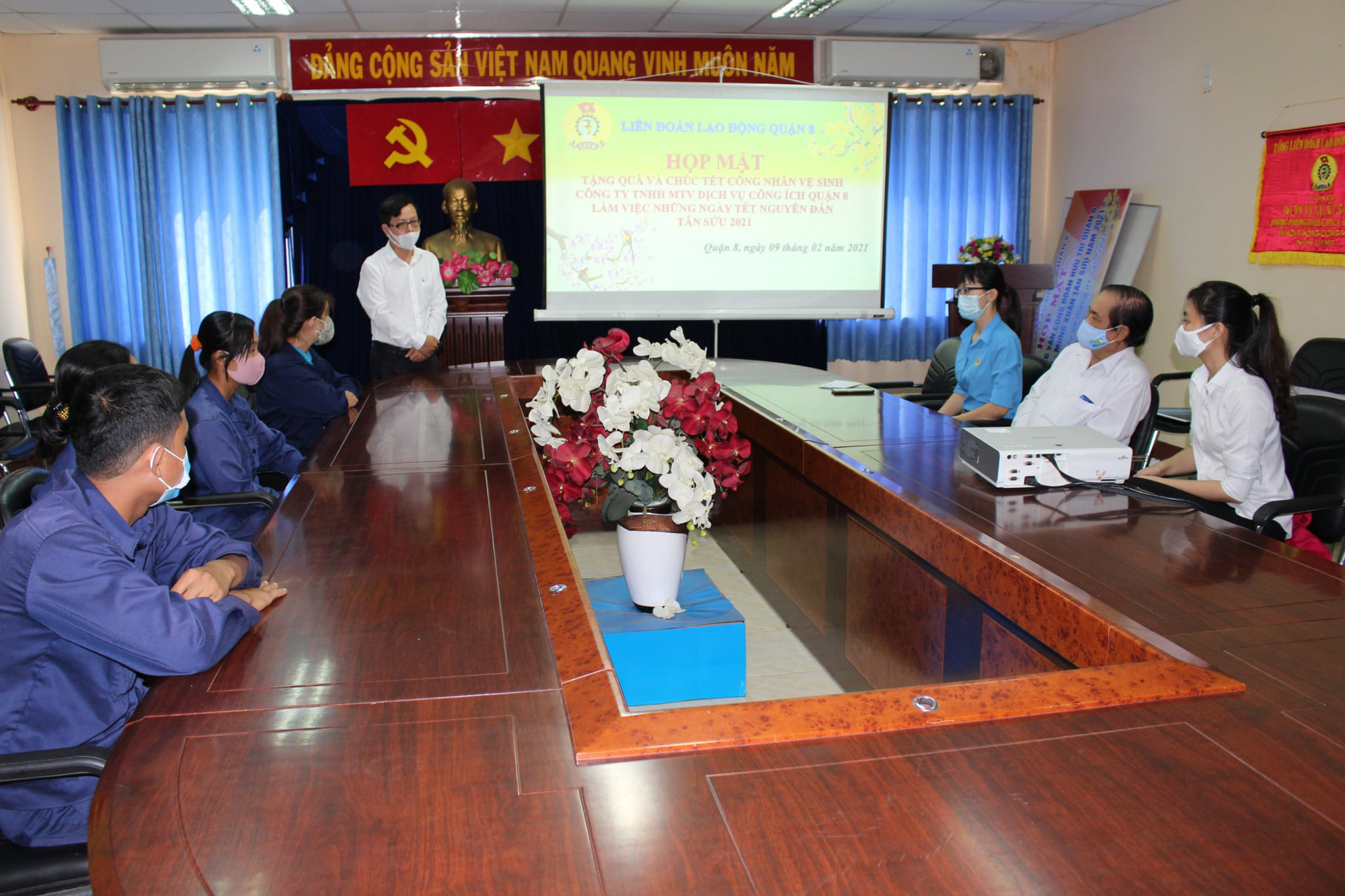 Động viên công nhân làm việc xuyên Tết - Ảnh 1.