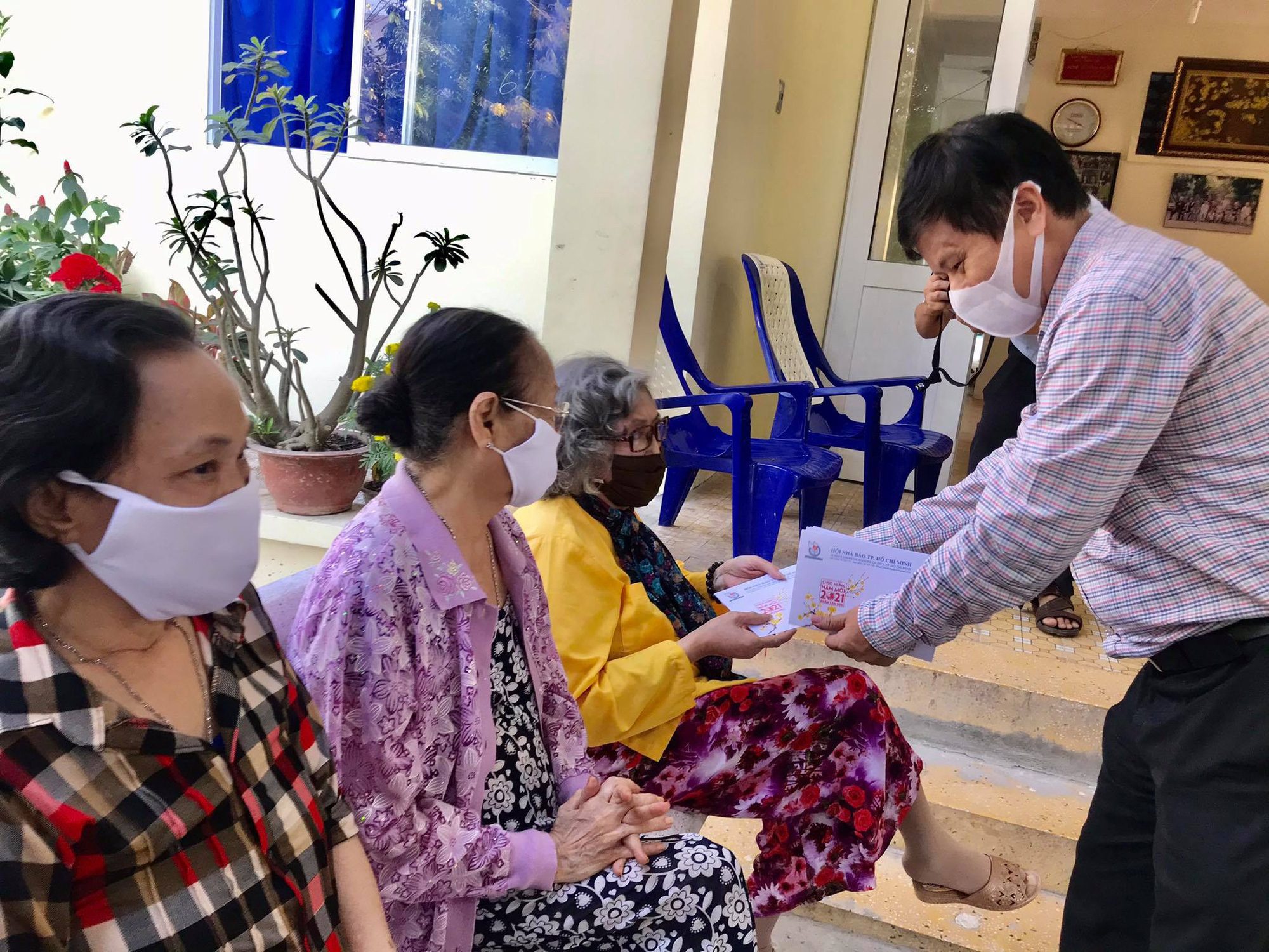 Thăm nhà báo bị bệnh hiểm nghèo, nghệ sĩ lão thành - Ảnh 3.