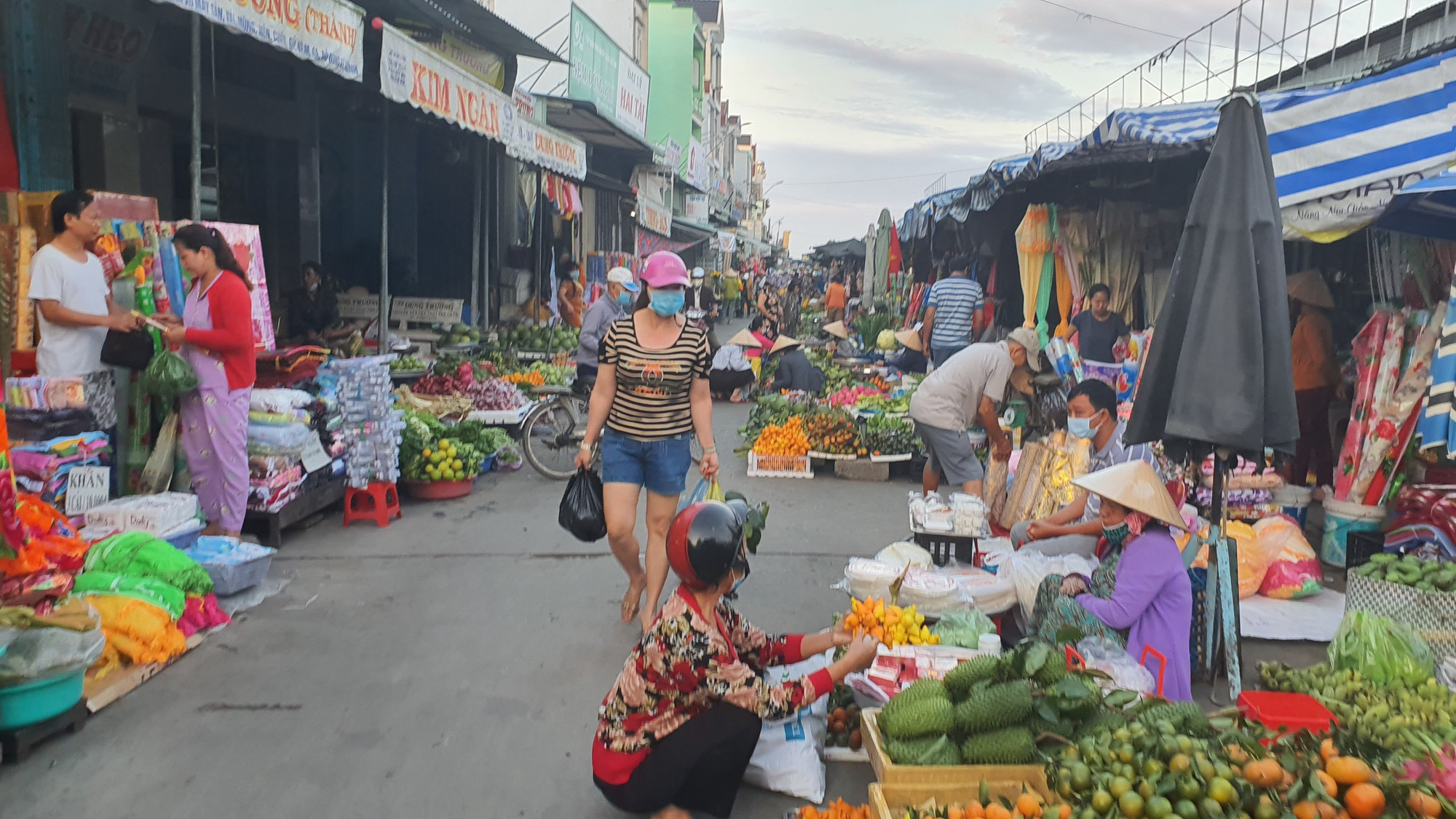 Nhộn nhịp chợ quê ngày giáp Tết - Ảnh 2.