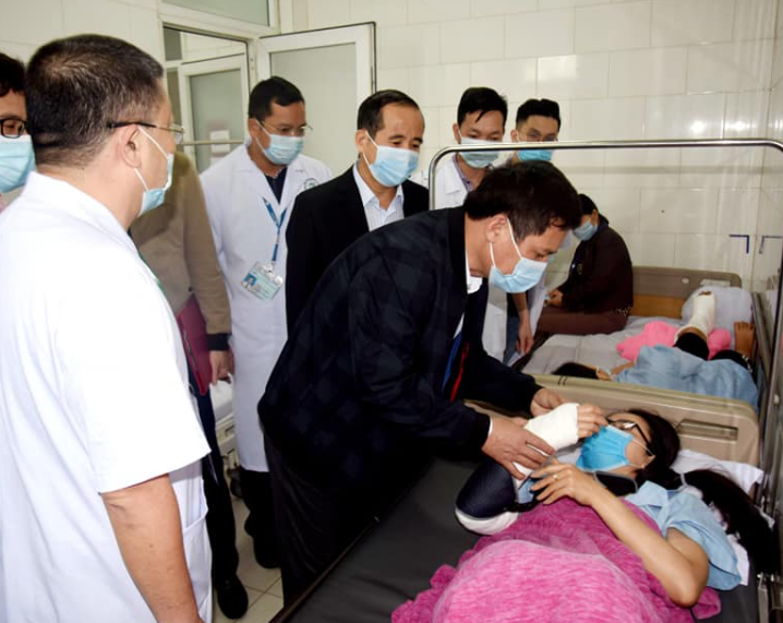 Nữ nh&acirc;n vi&ecirc;n y tế bị tai nạn tr&ecirc;n đường đi lấy mẫu x&eacute;t nghiệm Covid-19 - Ảnh 1.