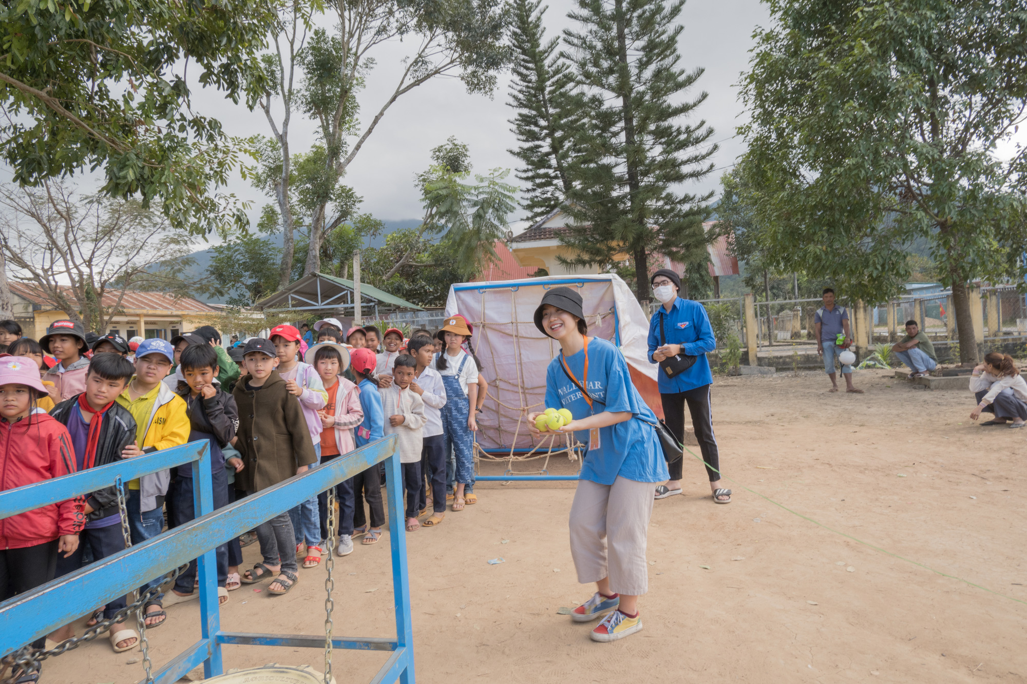 Bạn trẻ mang yêu thương lên vùng cao - Ảnh 10.