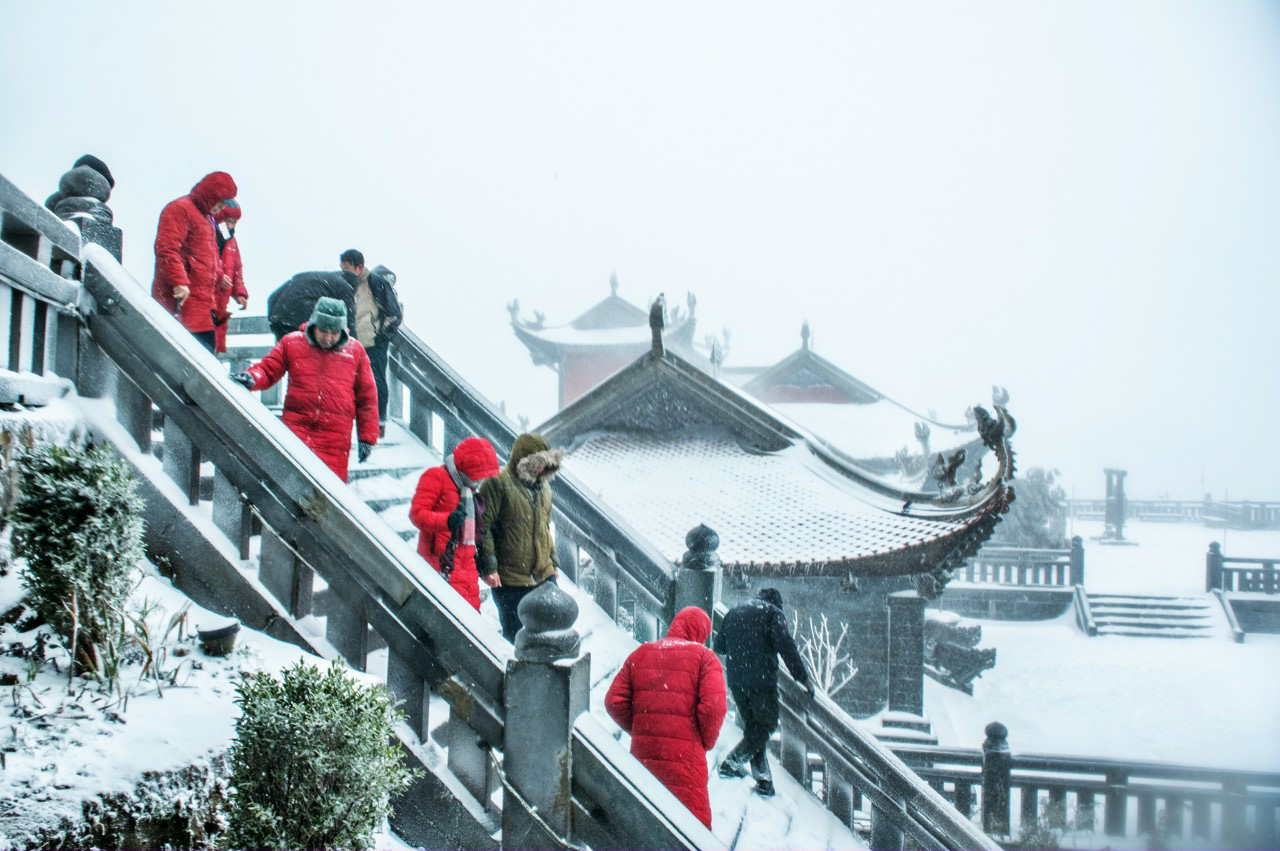 Luồng mưa tuyết hiếm thấy từ ph&iacute;a Bắc tr&agrave;n xuống phủ trắng x&oacute;a đỉnh Fansipan - Ảnh 3.