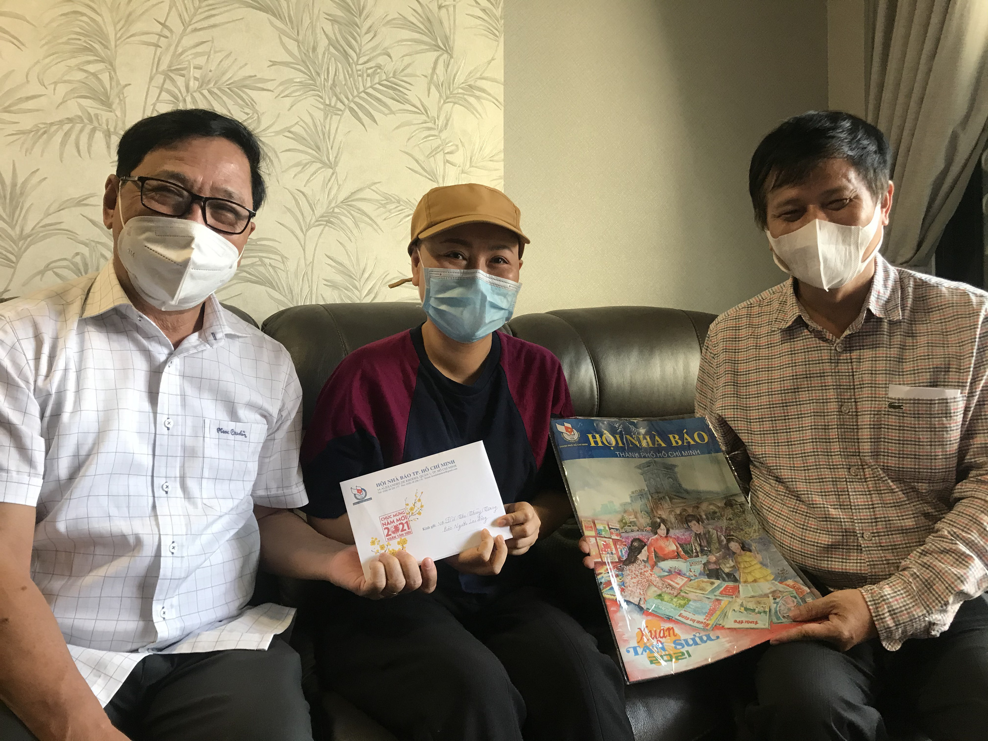 Thăm nhà báo bị bệnh hiểm nghèo, nghệ sĩ lão thành