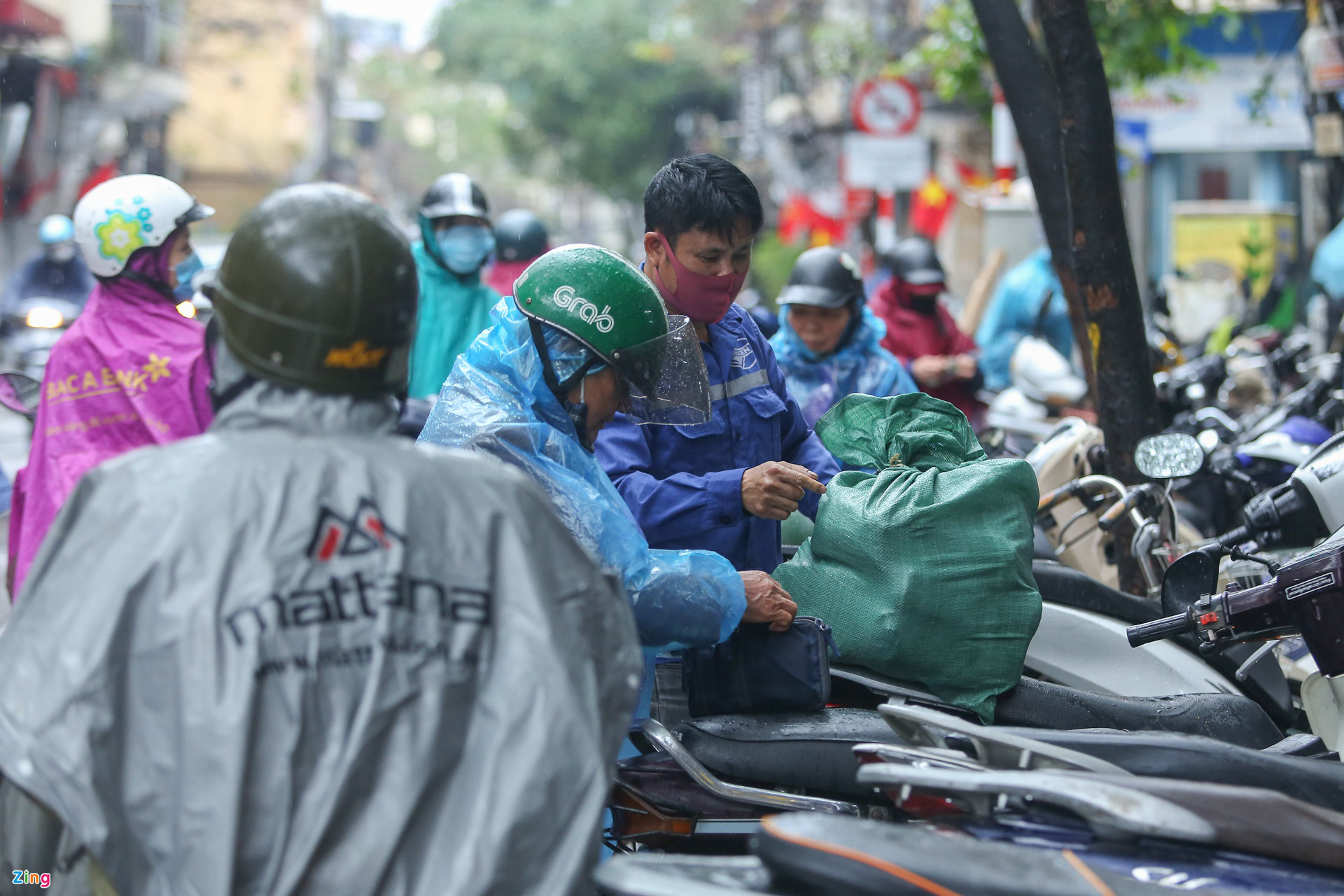 Người H&agrave; Nội đội mưa xếp h&agrave;ng mua gi&ograve; chả, b&aacute;nh chưng - Ảnh 2.