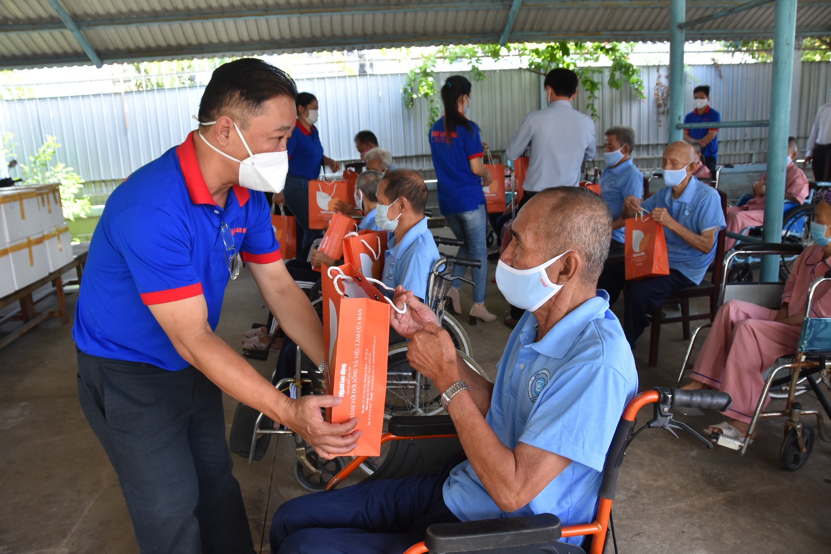 Báo Người Lao Động trao hơn 500 phần quà "Tết ấm cho người vô gia cư"