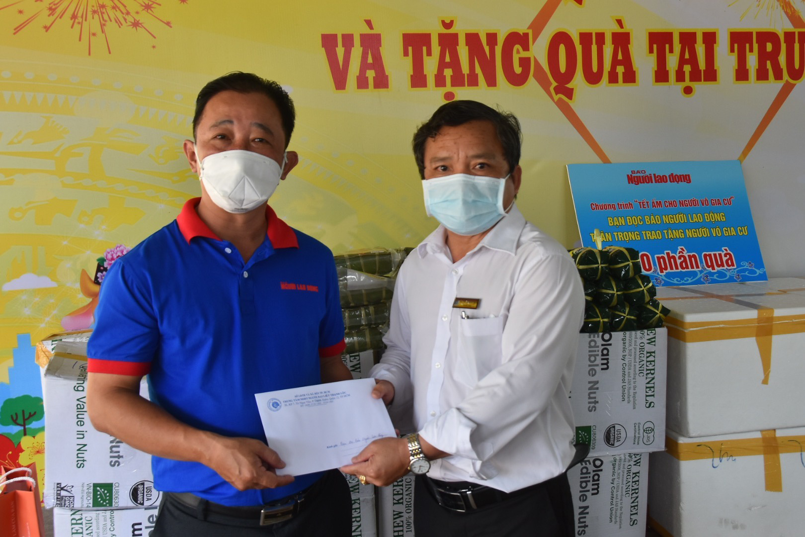 B&aacute;o Người Lao Động trao hơn 500 phần qu&agrave; Tết ấm cho người v&ocirc; gia cư - Ảnh 4.