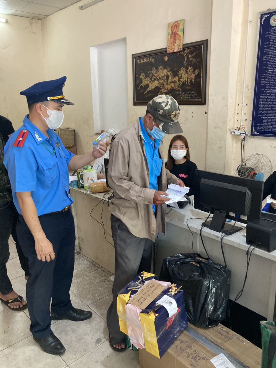 TP HCM: Th&ecirc;m 2 tổ kiểm tra ph&ograve;ng, chống dịch Covid-19 c&aacute;c điểm đ&oacute;n trả kh&aacute;ch - Ảnh 2.